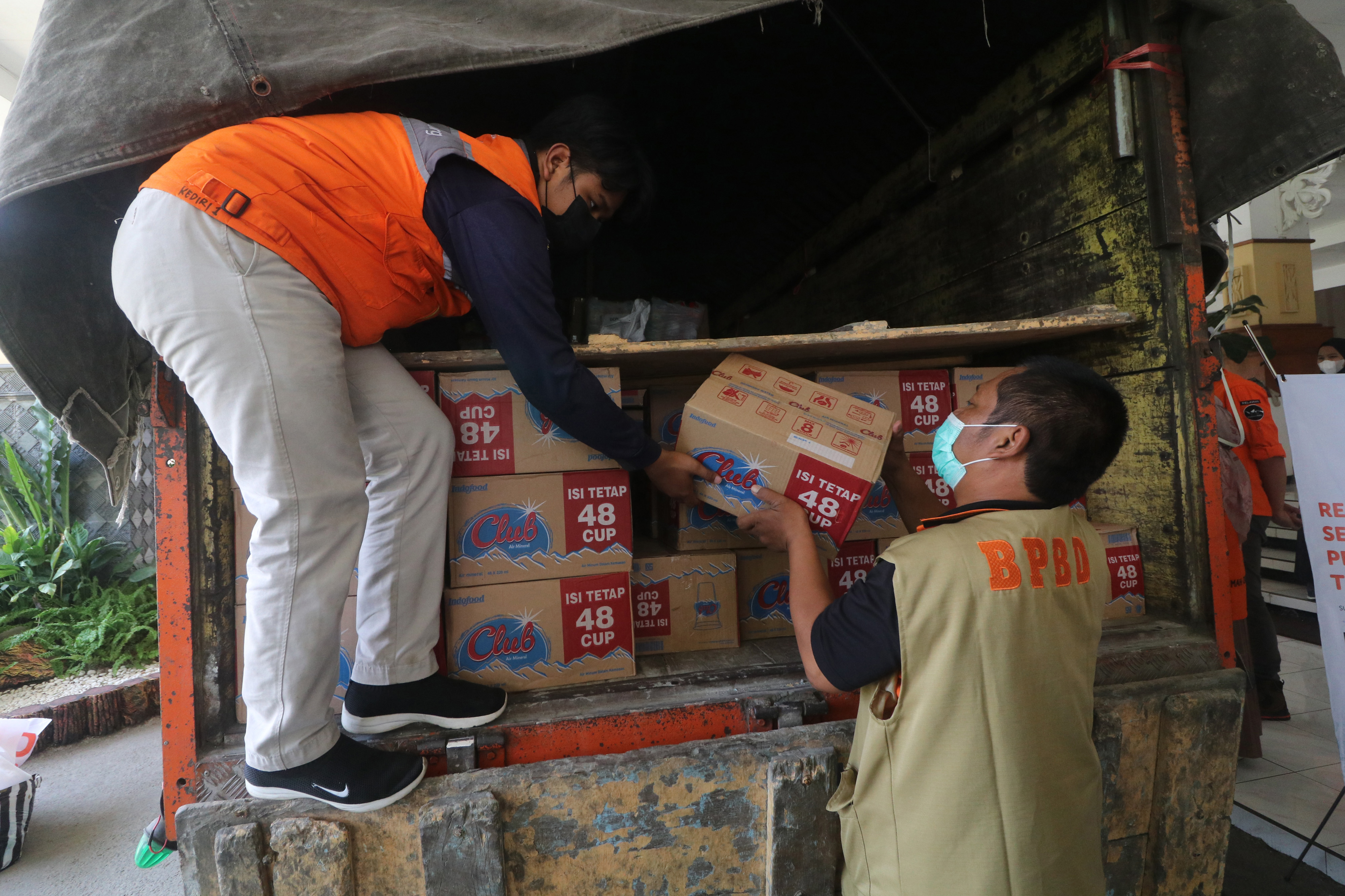 Bantuan untuk korban erupsi Gunung Semeru.