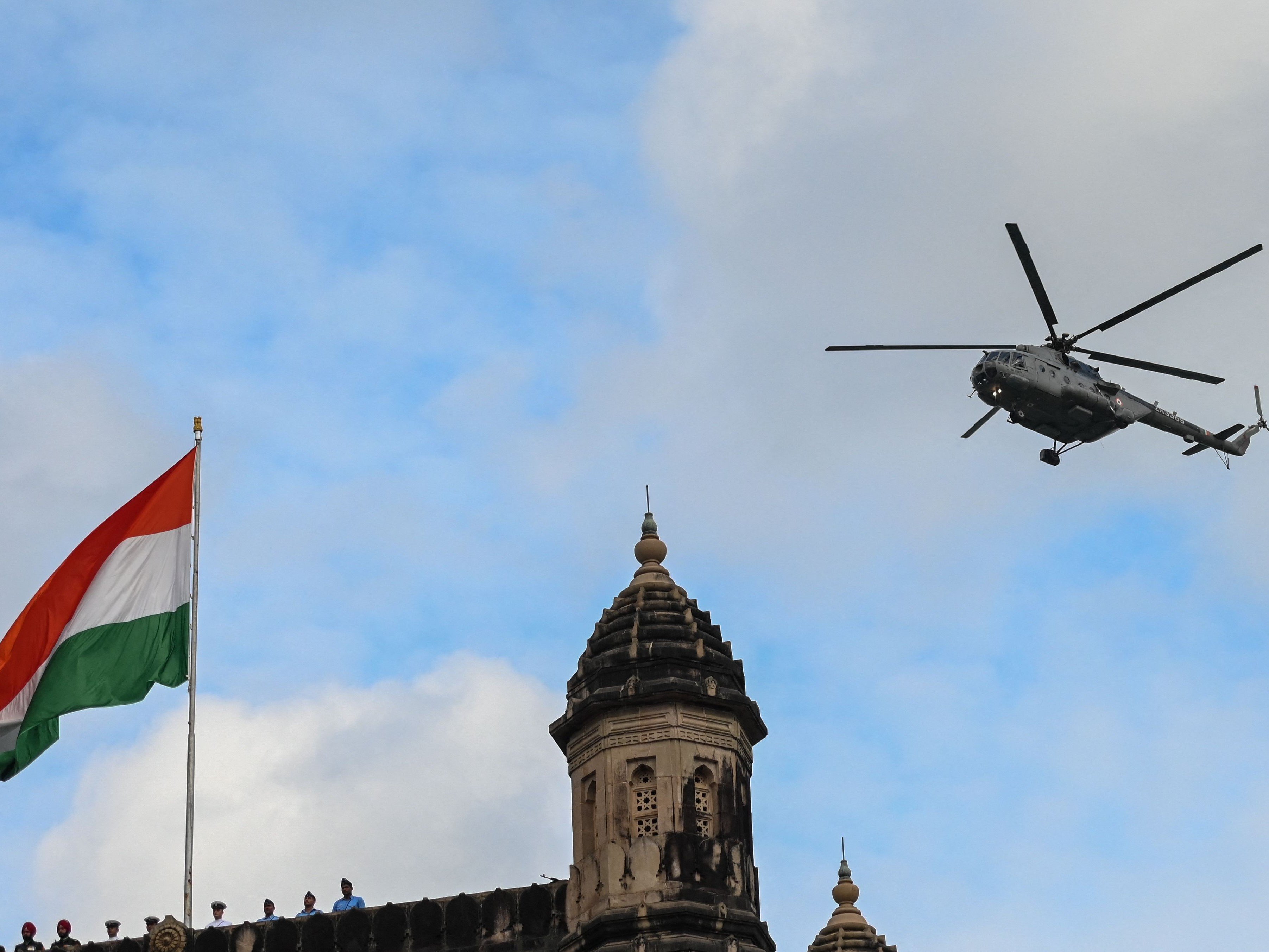 Helikopter Mi-17 Angkatan Laut India.