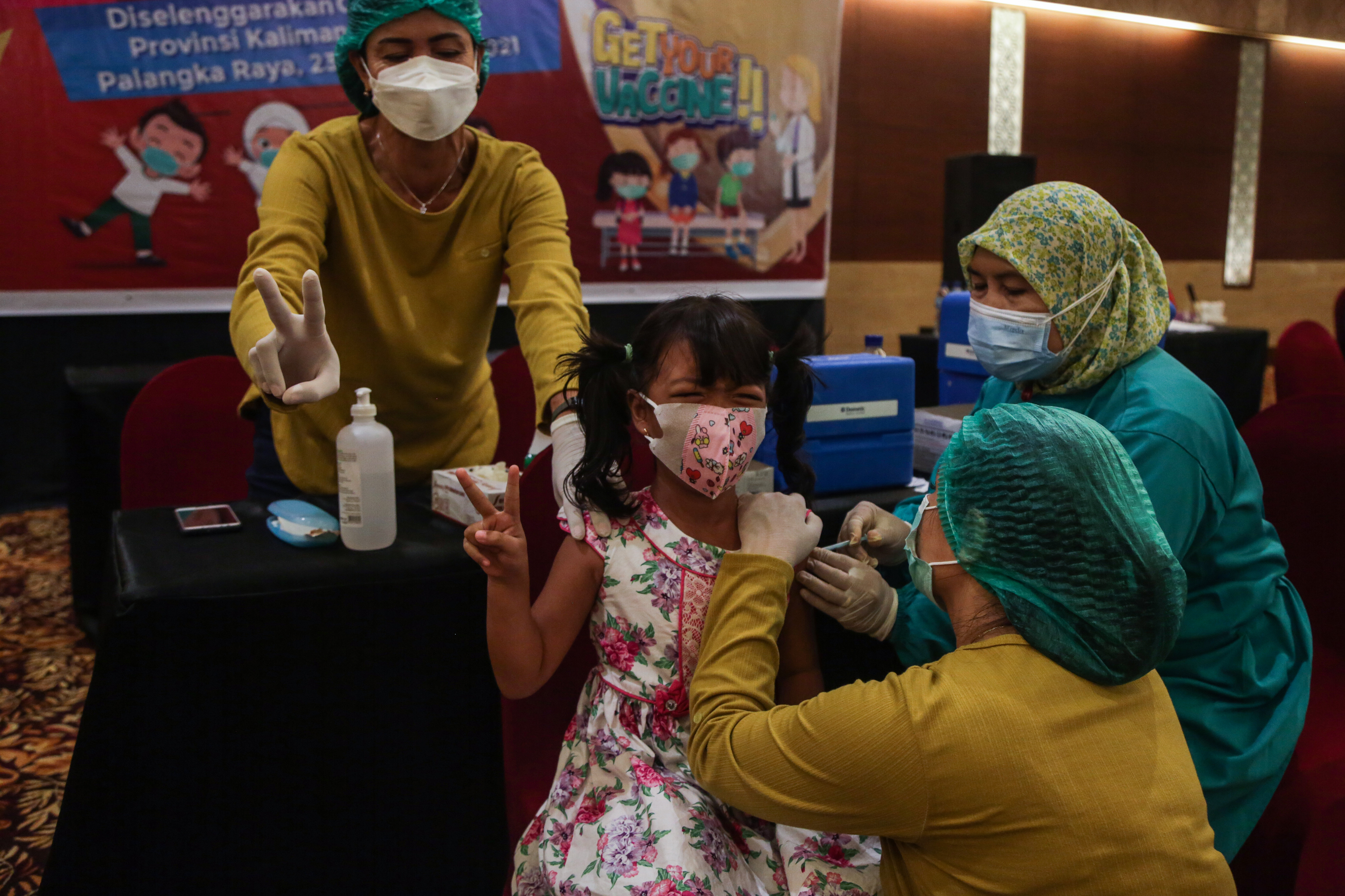 Petugas medis menyuntikkan vaksin covid-19 pada anak di Ballroom Kahayan, Palangkaraya, Kalimantan Tengah, Kamis (23/12/2021).
