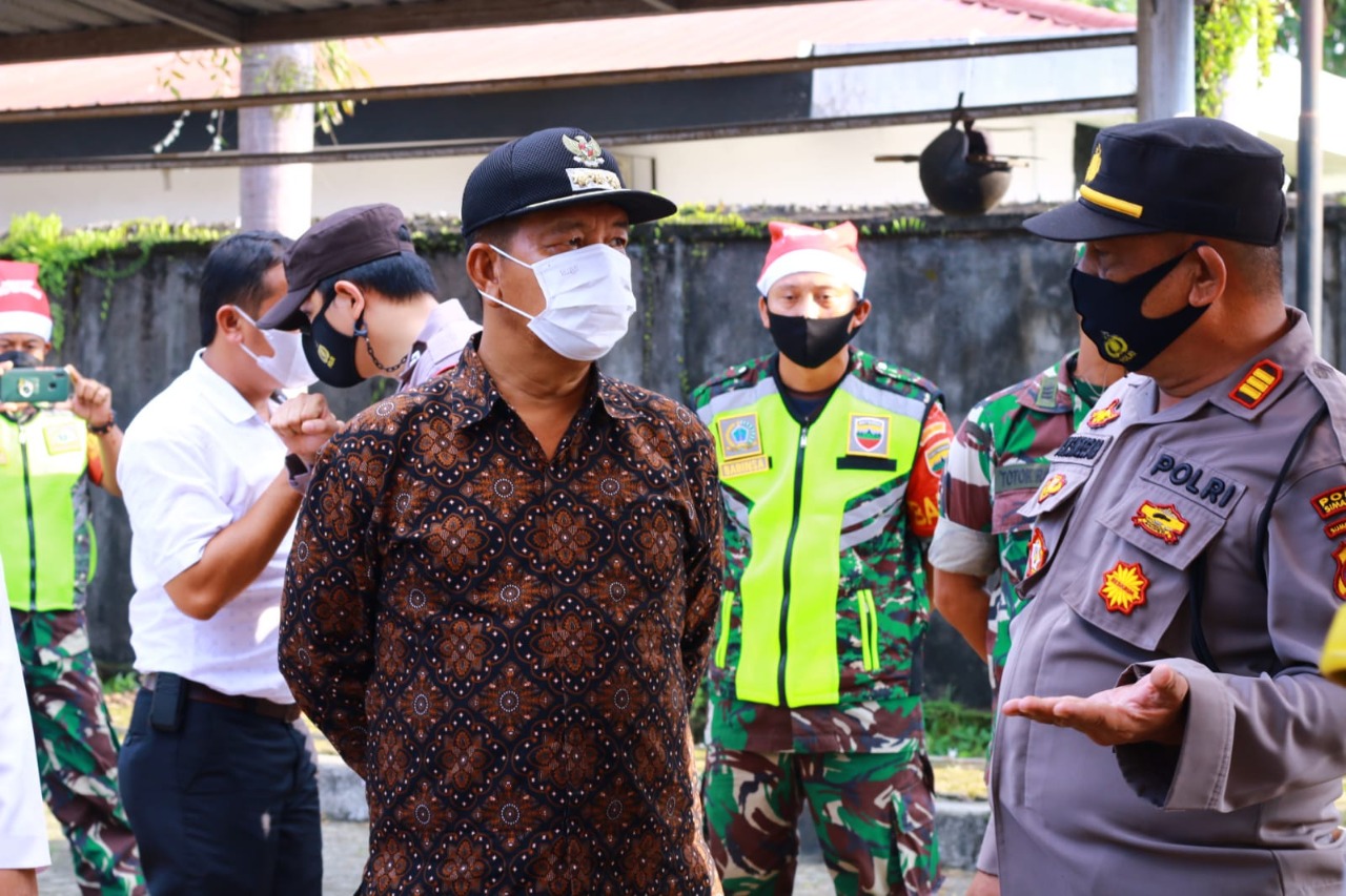 Bupati Simalungun Radiapoh Hasiholan Sinaga meninjau posko pengamanan Natal dan Tahun Baru.