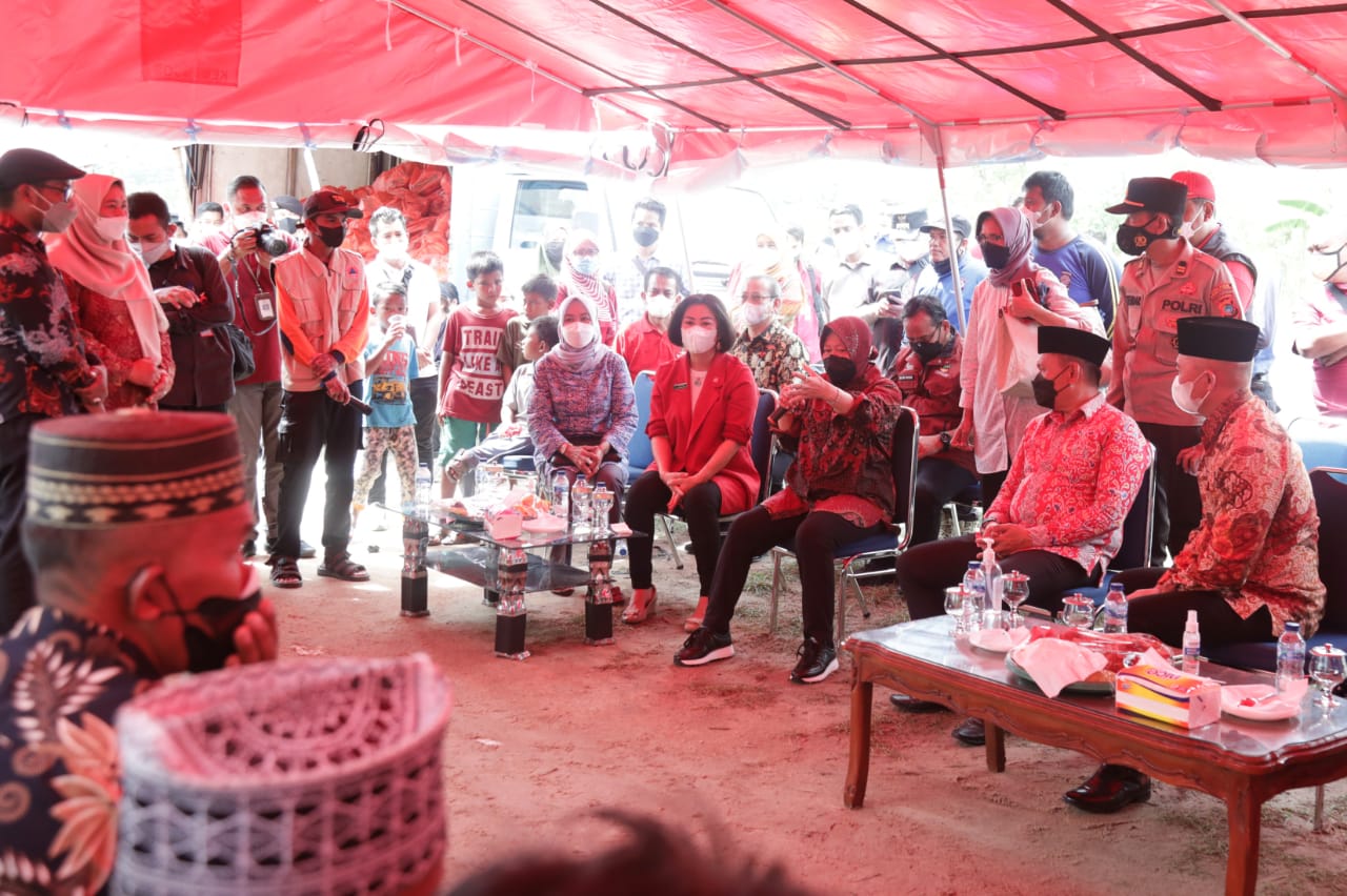 Mensos Tri Rismaharini melakukan penyerahan bantuan Asistensi Rehabilitasi Sosial (Atensi) di Kota Pangkal Pinang, Bangka Belitung (Babel). 