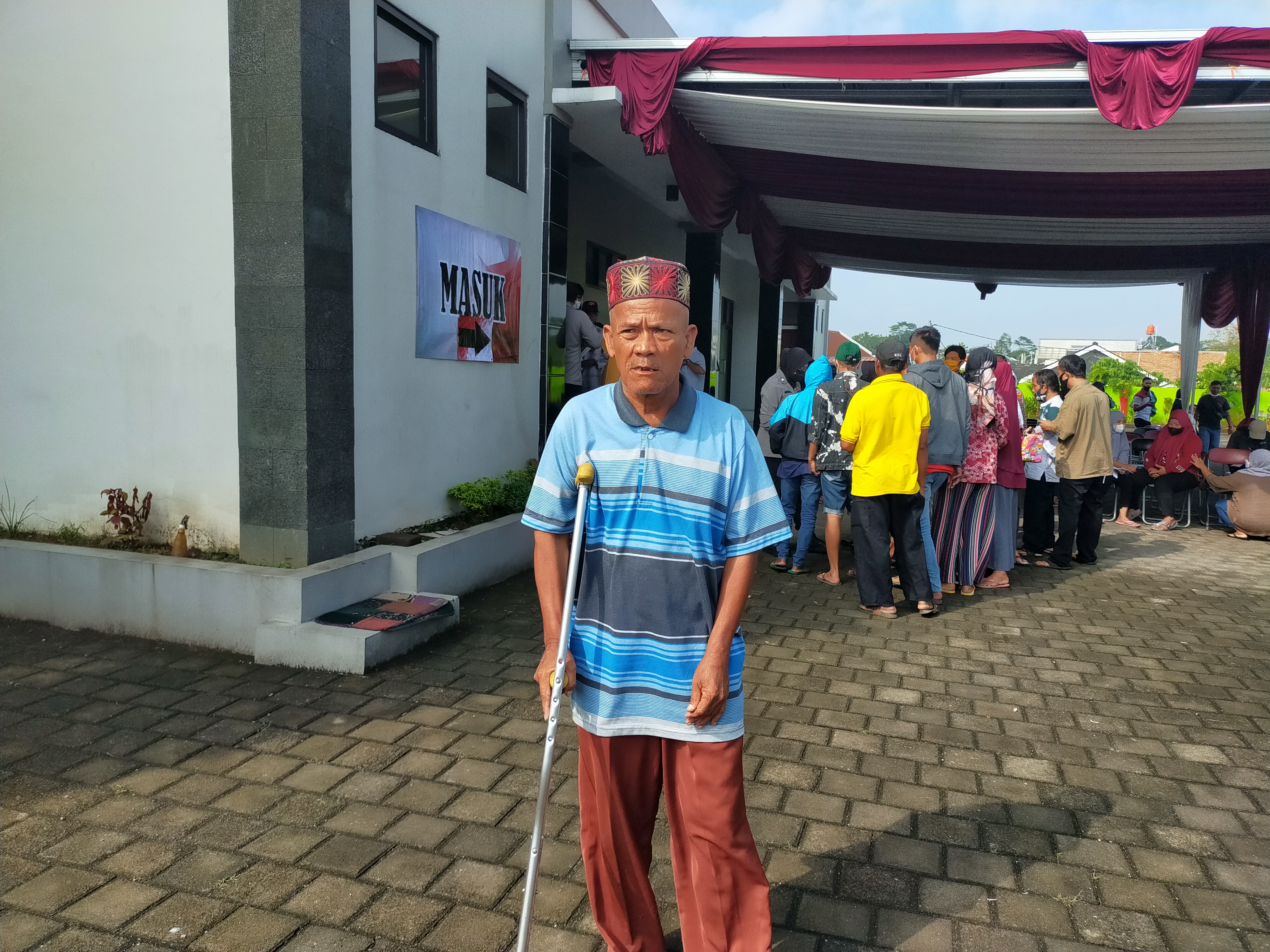 Nana, lansia berusia 63 tahun penderita stroke berjalan kaki 3 km untuk divaksin Covid-19,  Kamis (9/12/2021)