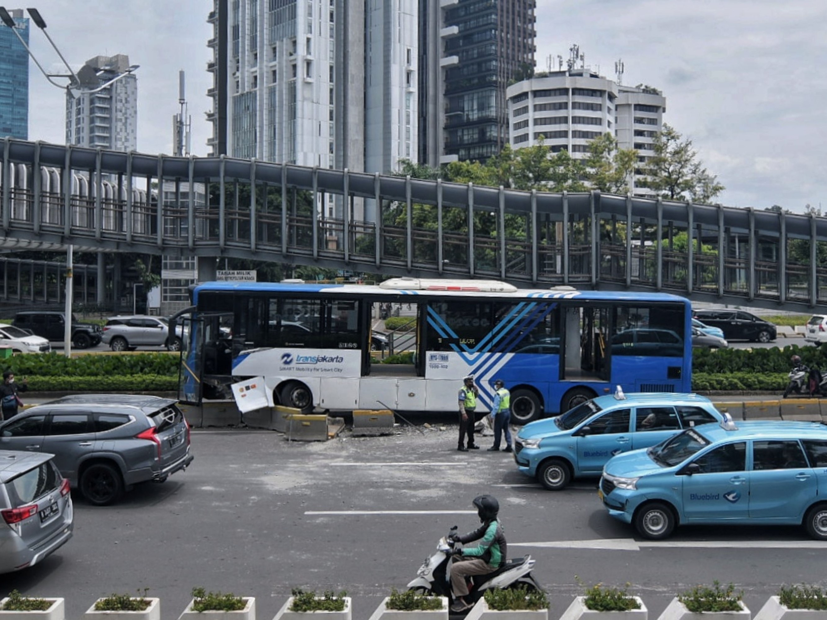 Ini Kronologi Bus Trans-Jakarta Tabrak Pos Lantas Versi Polisi