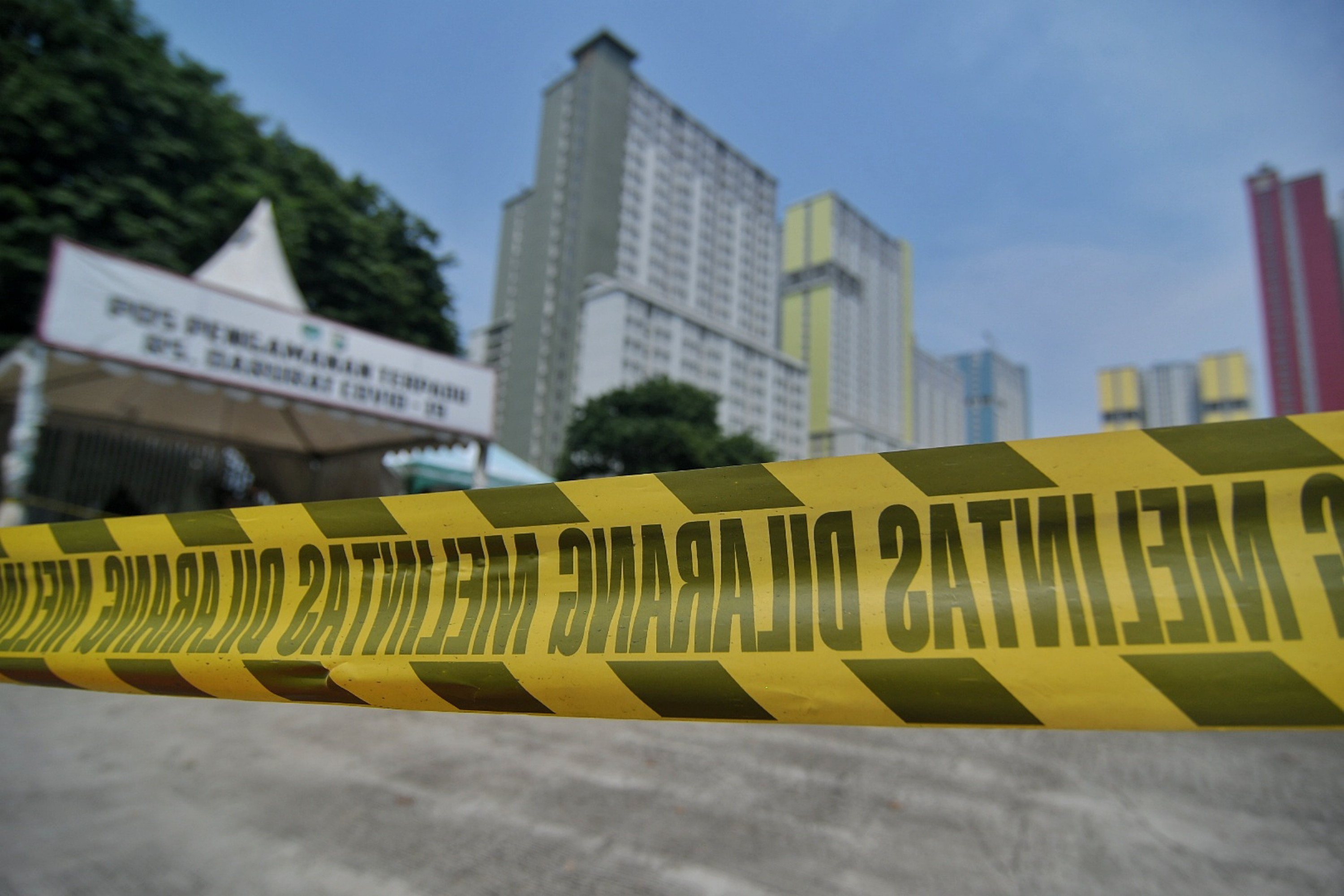  Suasana lockdown di RSDC Wisma Atlet Kemayoran, Jakarta, Jumat (17/12/2021). 