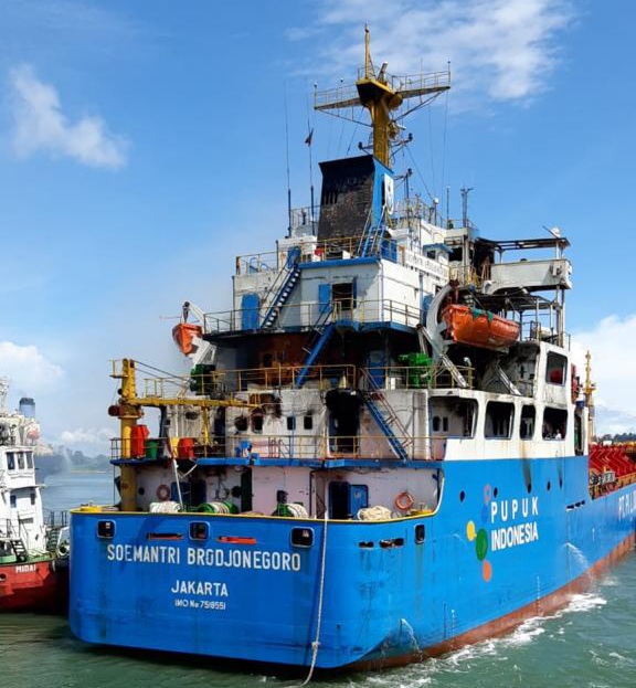 Kapal milik PT Pupuk Indonesia yang terbakar