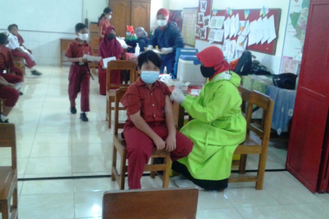 Anak usia 6-11 tahun di Kabupaten Semarang menjalani vaksinasi covid-19 di sekolah masing-masing, Kamis (23/12).
