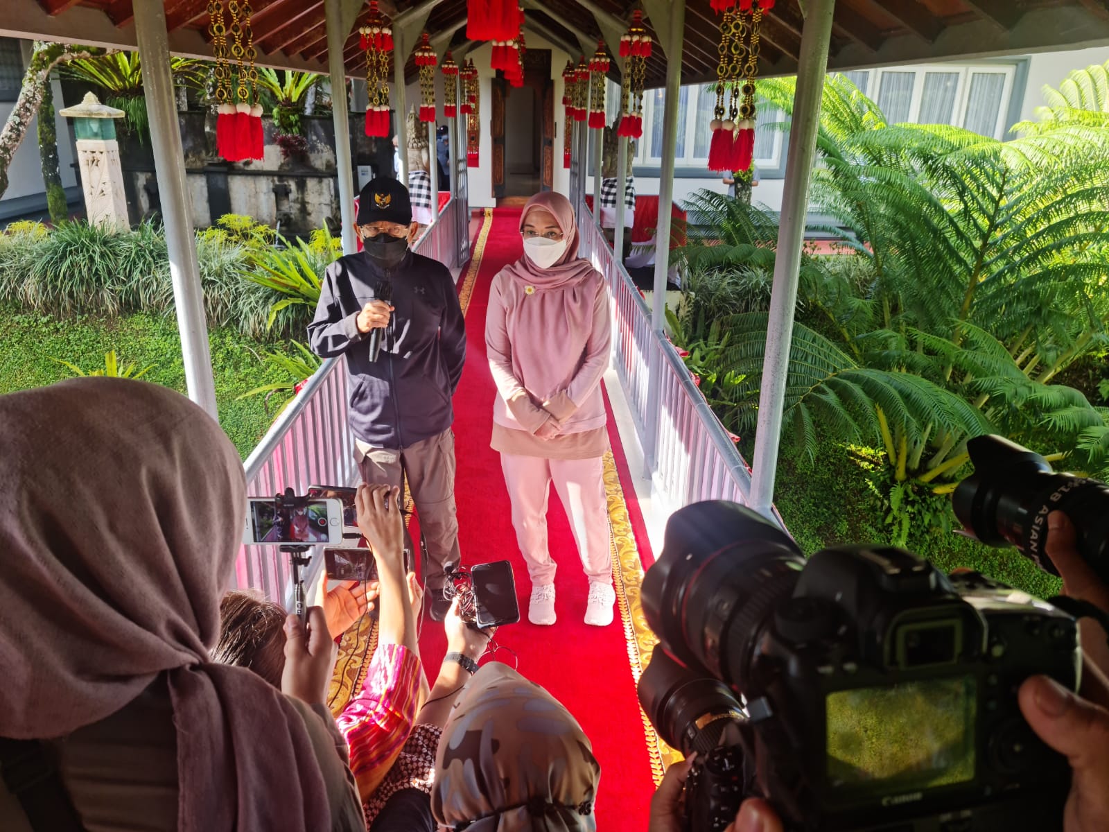 Wapres Ma'ruf Amin memberikan keterangan pers terkait penanggulangan dampak erupsi Gunung Semeru saat kunjungan kerja di Bali, Minggu (5/12)