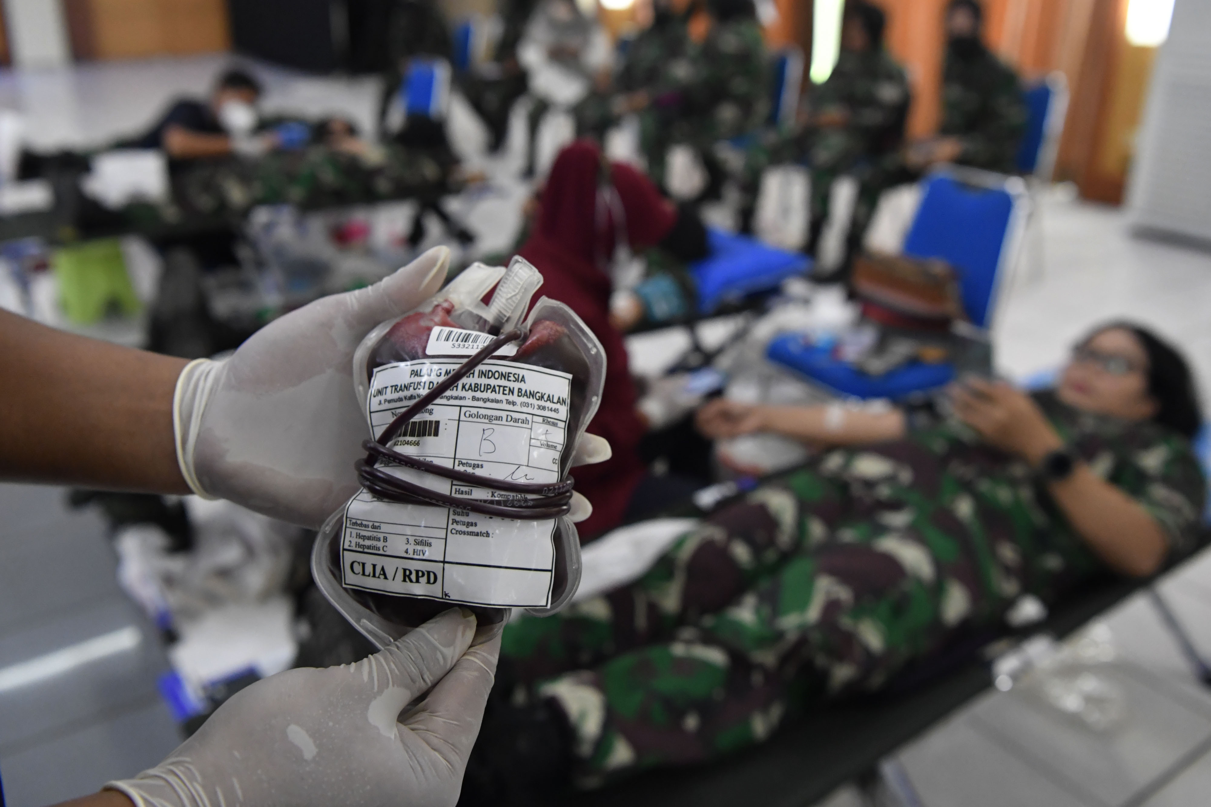 Petugas PMI menunjukan kantong darah saat kegiatan donor darah di peringatan Hari Ibu dan HUT ke-59 Kowal di Kodiklatal, Surabaya