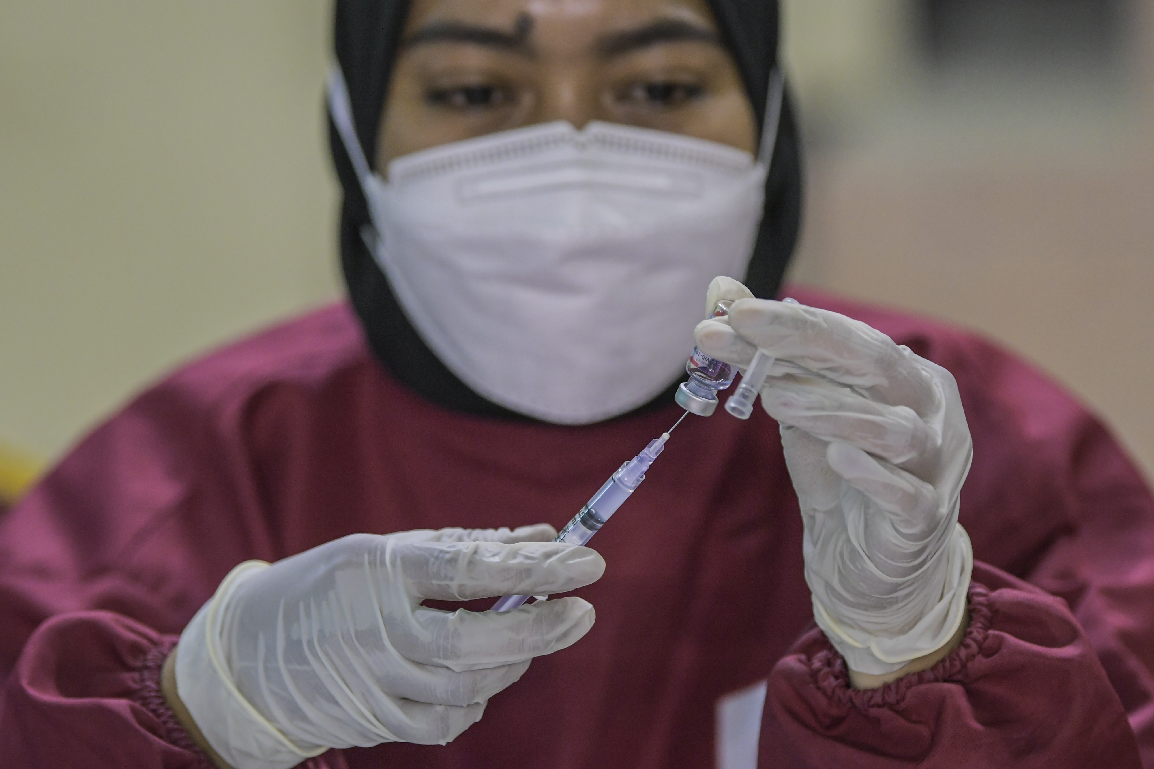 Petugas kesehatan bersiap menyuntikkan vaksin Covid-19