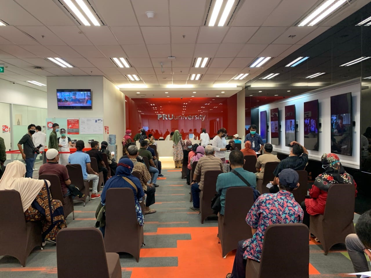 Perusahaan bersyukur masyarakat antusias mendatangi sentra vaksinasinya untuk mendapatkan vaksin.