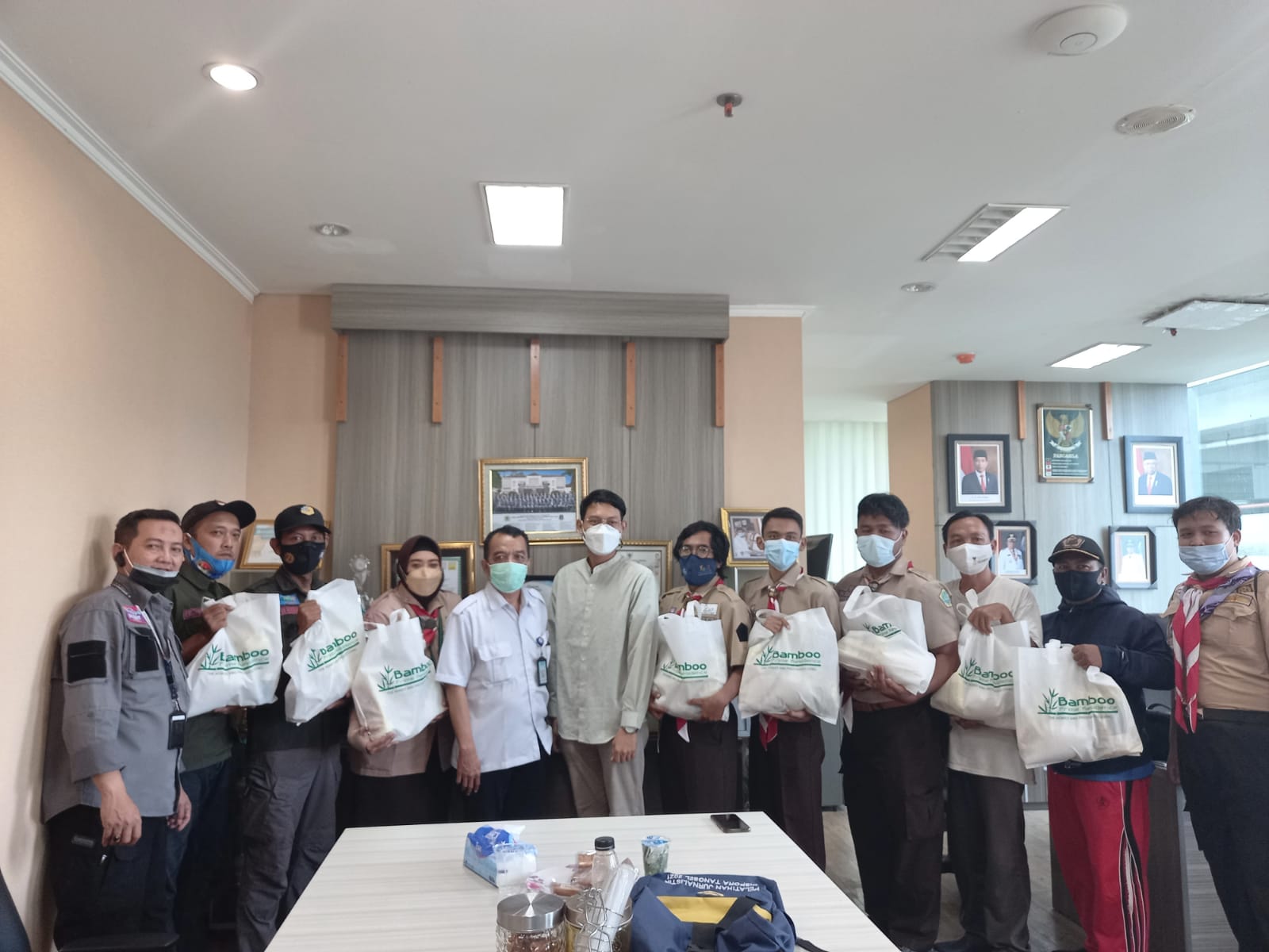 Acara pemberian bantuan kepada pembina pramuka di Tangerang Selatan, Banten.