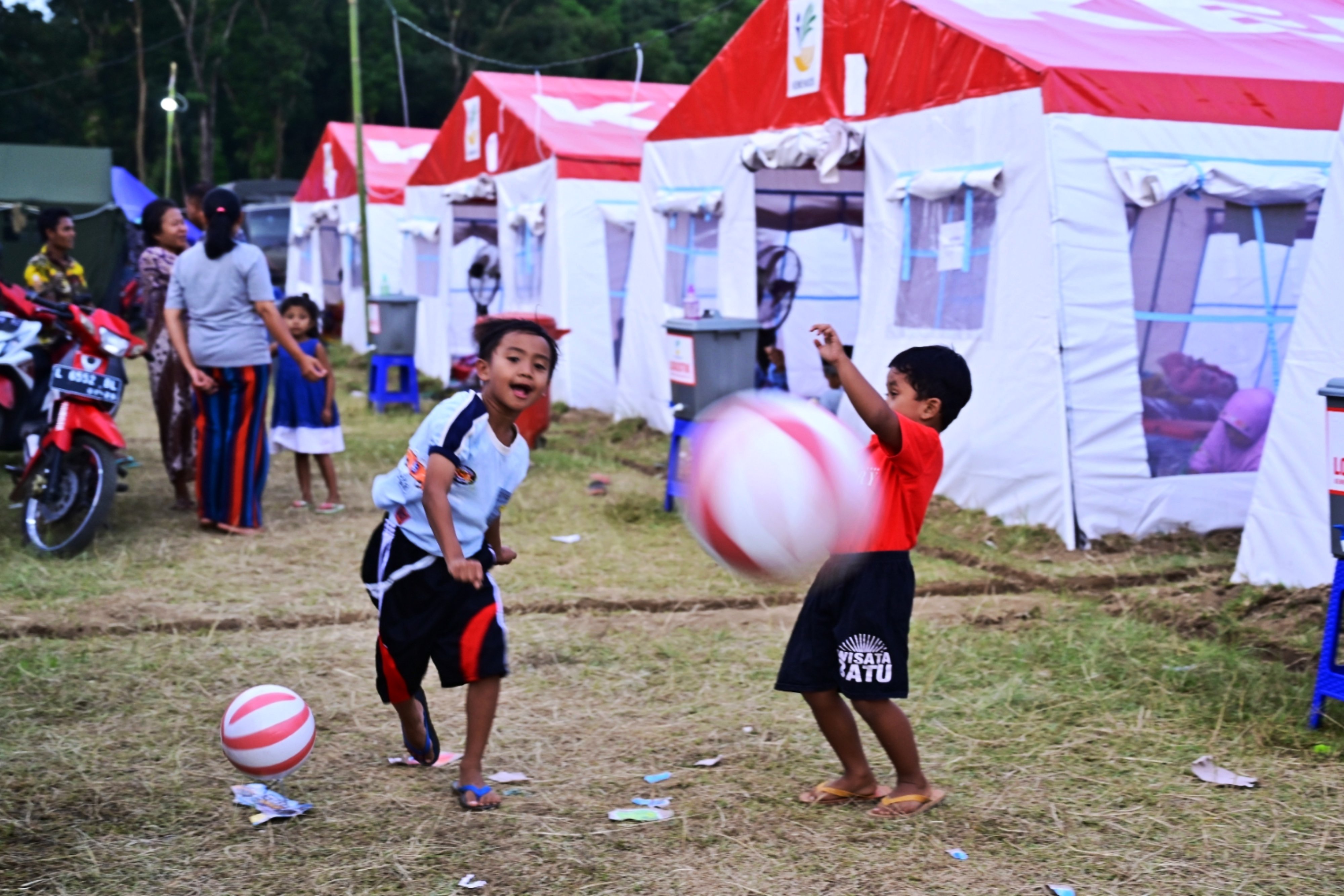 Anak-anak bermain di tempat pengungsian korban erupsi Gunung Semeru.
