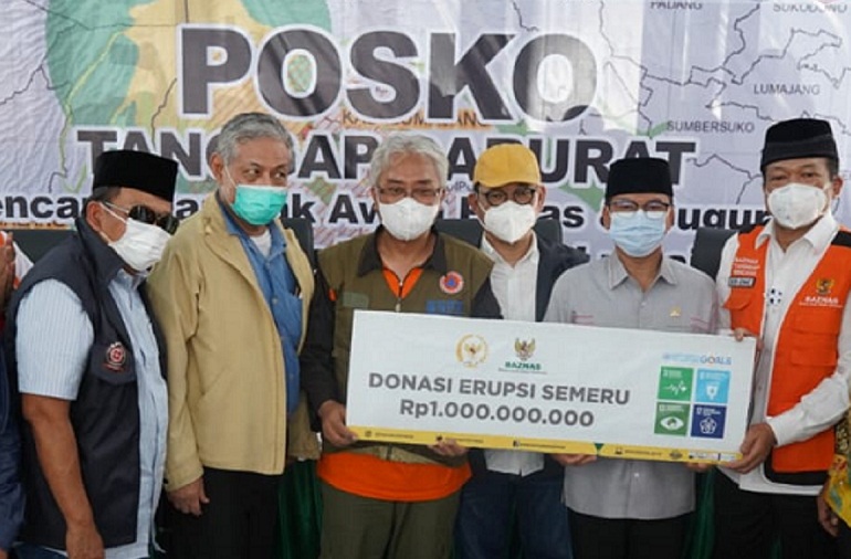 Baznas menyalurkan bantuan bagi korban erupsi Gunung Semeru, Lumajang, Jawa Timur. 