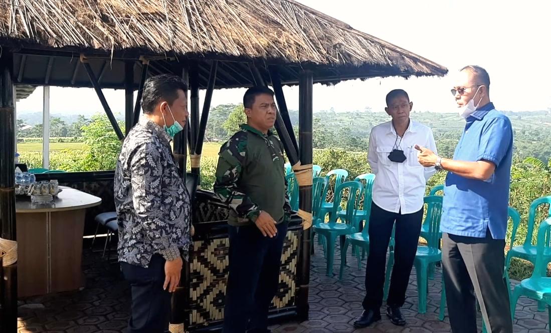 Perbincangan di lahan budidaya stevia.