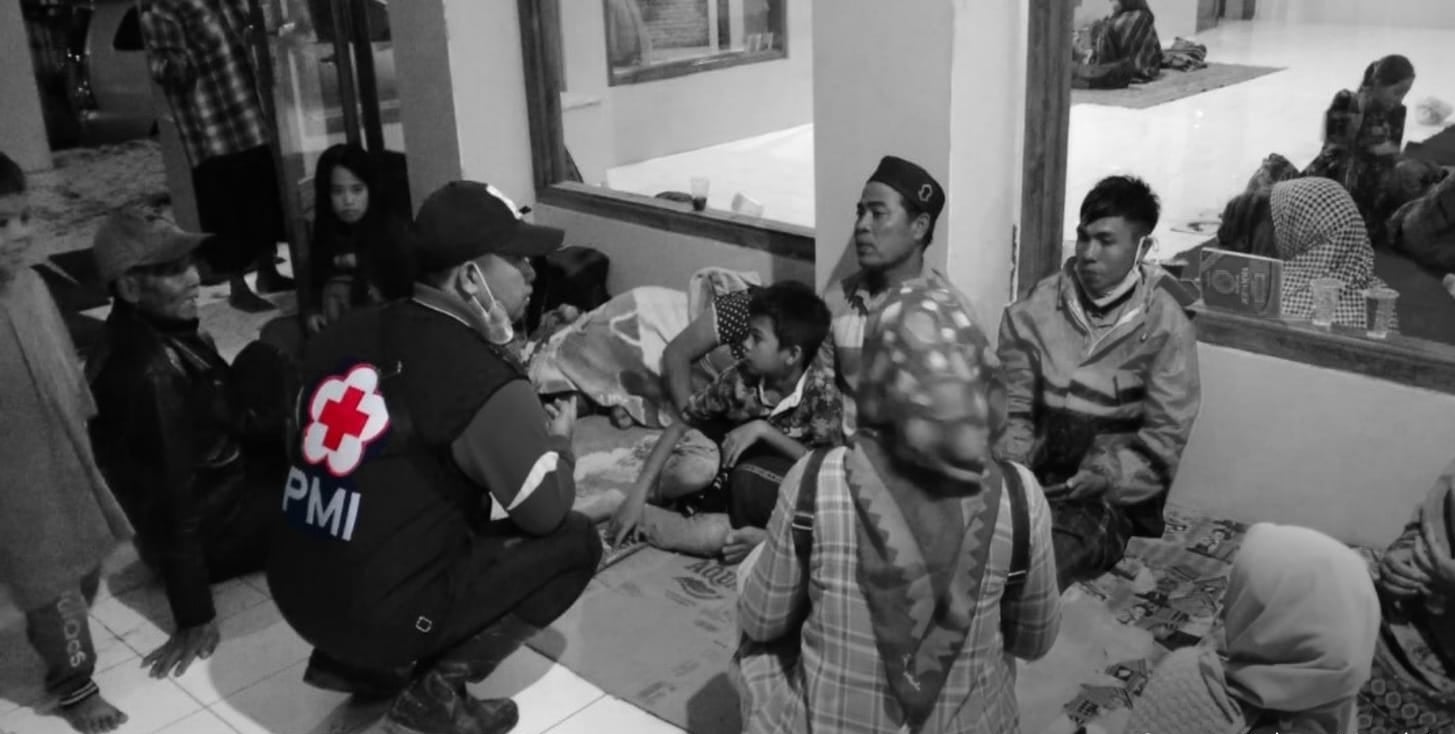 Petugas Palang Merah Indonesia membantu pengungsi erupsi Gunung Semeru