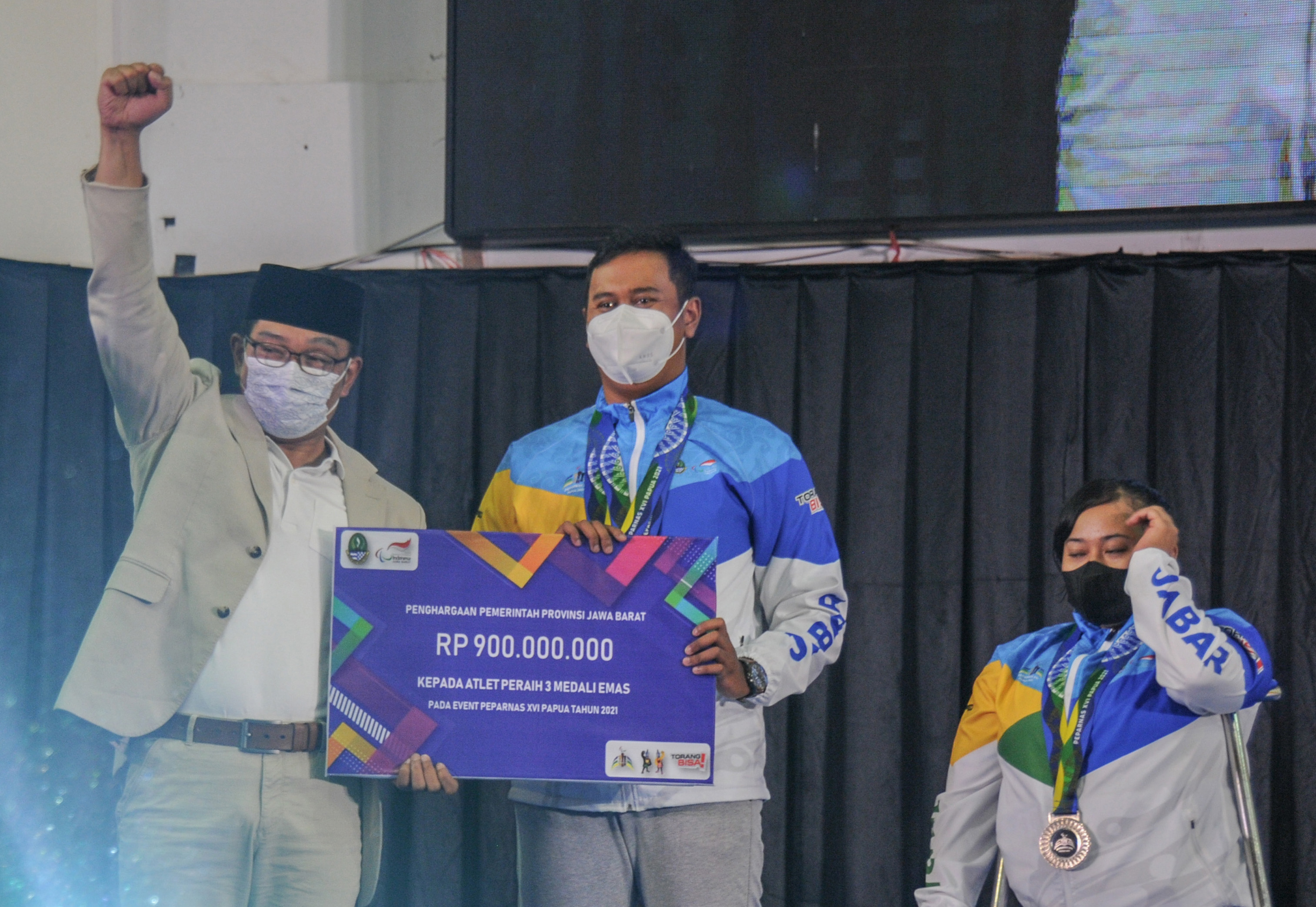 Gubernur Jawa Barat Ridwan Kamil saat menyerahkan kadeudeuh untuk atlet peraih medali pada Peparnas XV