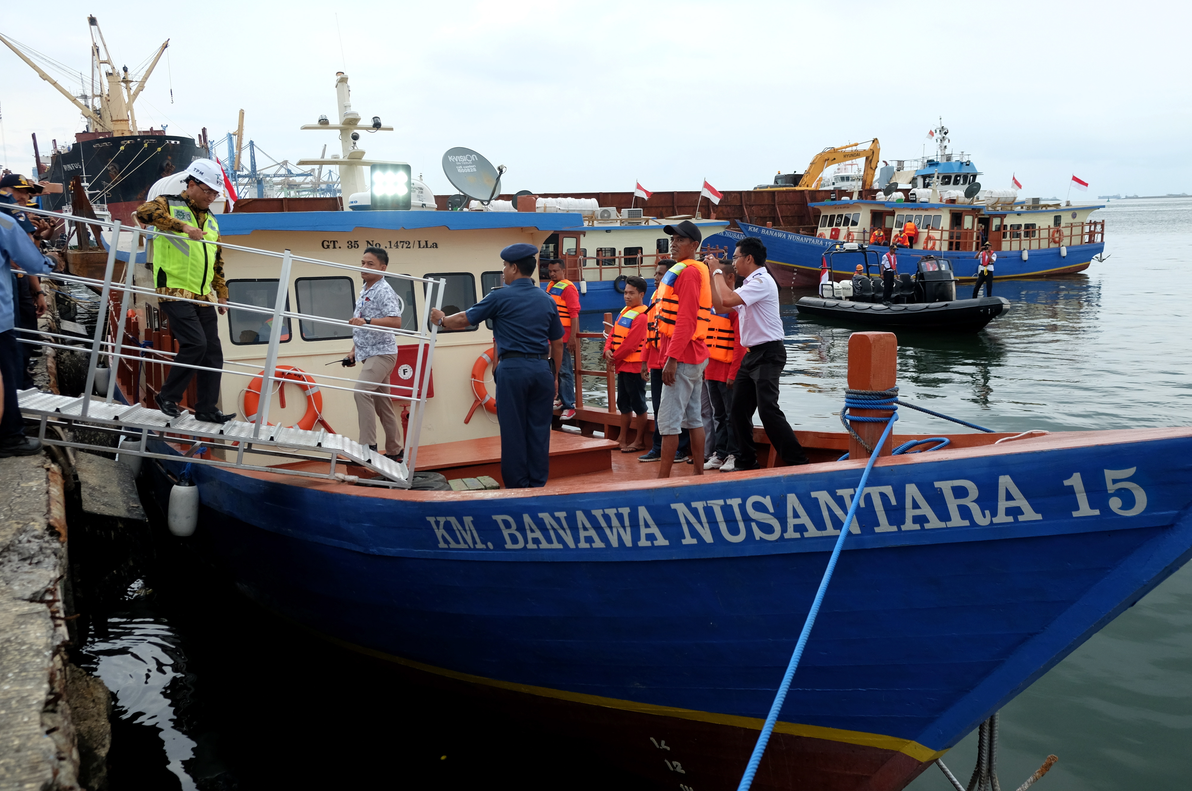 Menhub Budi Karya Sumadi (kiri) meninjau KM Banawa pelayaran rakyat di Pelabuhan Soekarno Hatta, Makassar, Sulsle, Kamis (19/4).