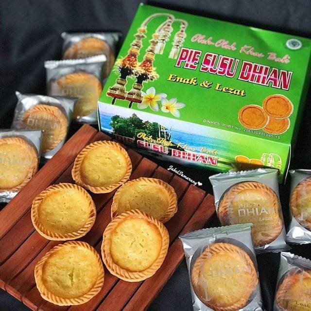 Oleh-oleh berupa pie susu yang dikenal di Bali dan merupakan produk andalan bisnis lokal adalah Pie Susu Dhian.