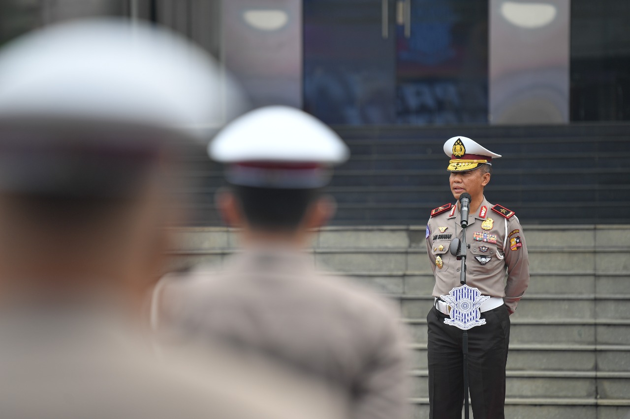 Direktur Penegakan Hukum Korlantas Polri Brigjen Pol Aan Suhanan saat melepas Tim Ops Lilin 2021, di NTMC Polri, Jakarta, Selasa (21/12)