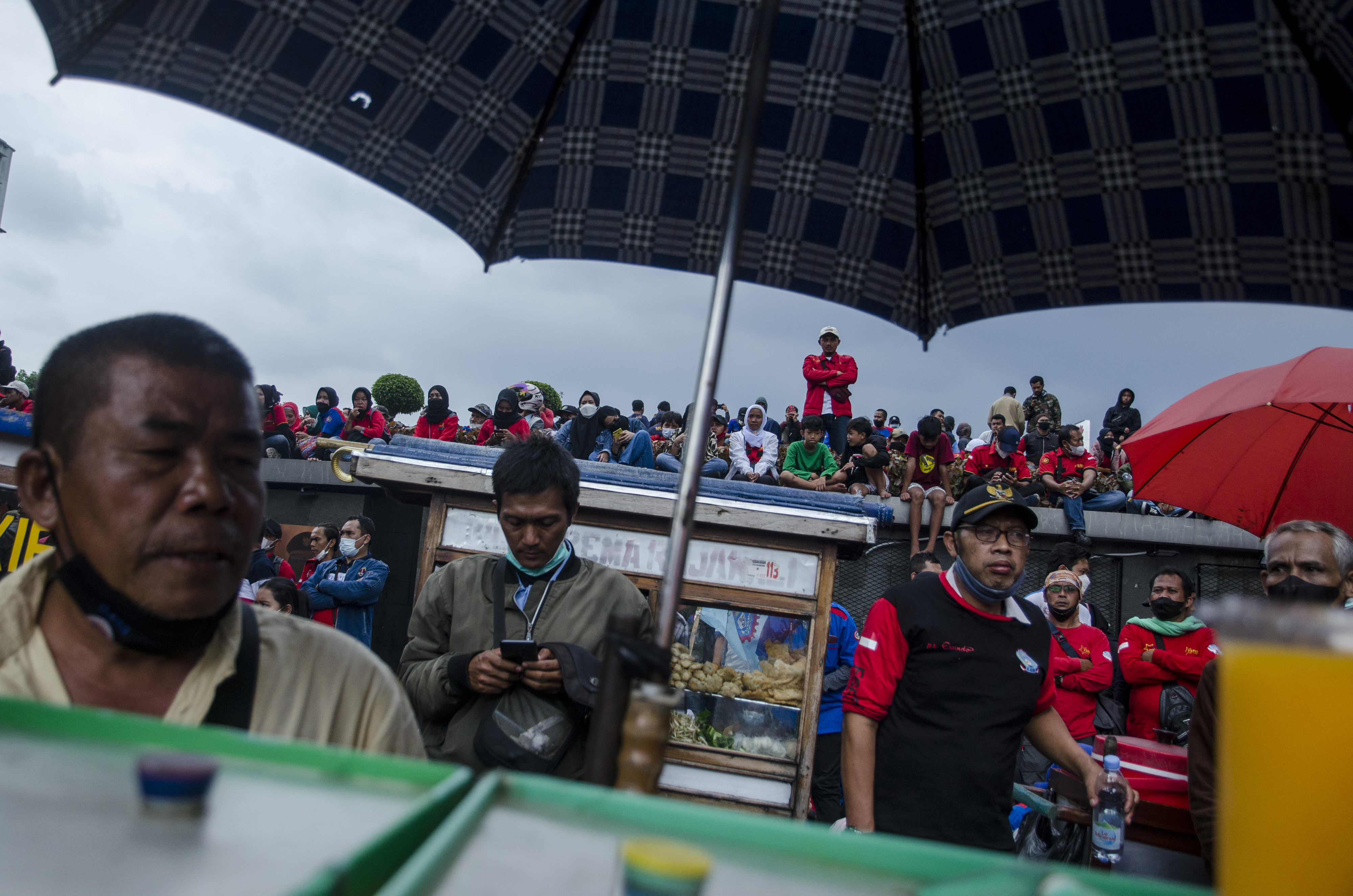  Aliansi Buruh Jawa Barat saat berunjuk rasa di depan Gedung Sate, Bandung, Jawa Barat. 
