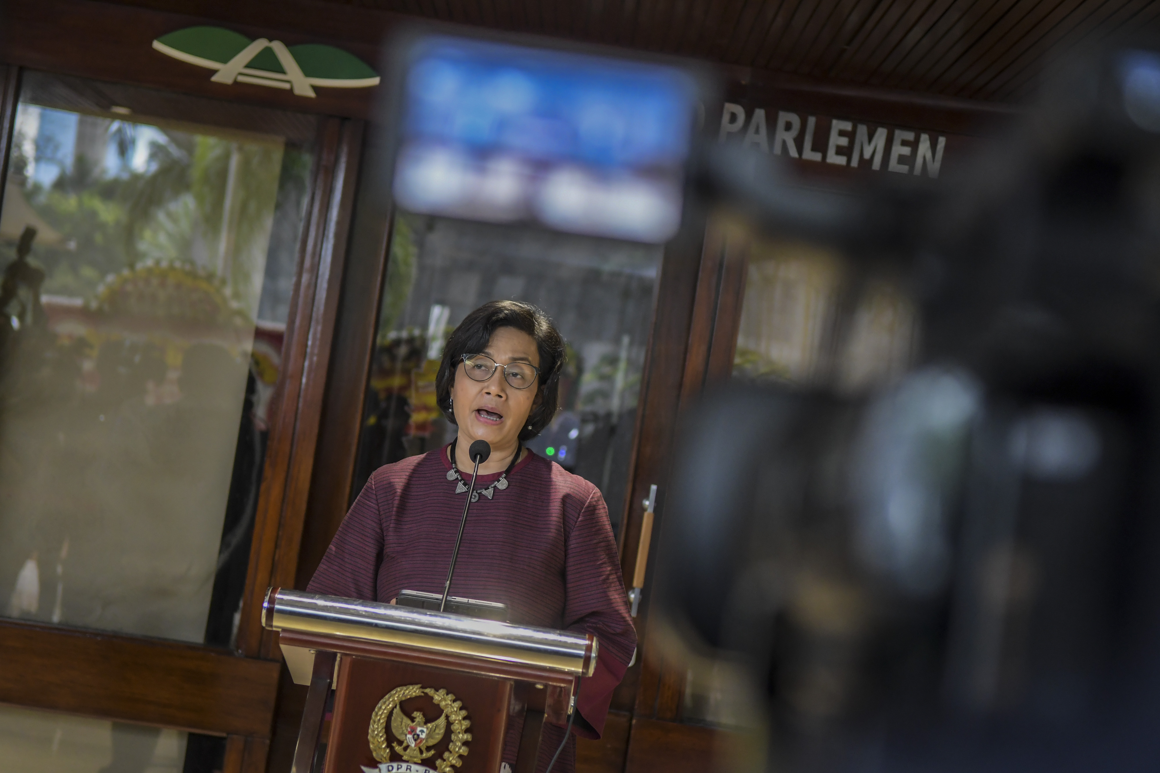 Menkeu Sri Mulyani Indrawati memberikan keterangan pers usai menghadiri rapat paripurna DPR Ke-10 masa Persidangan II Tahun Sidang 2021-2022