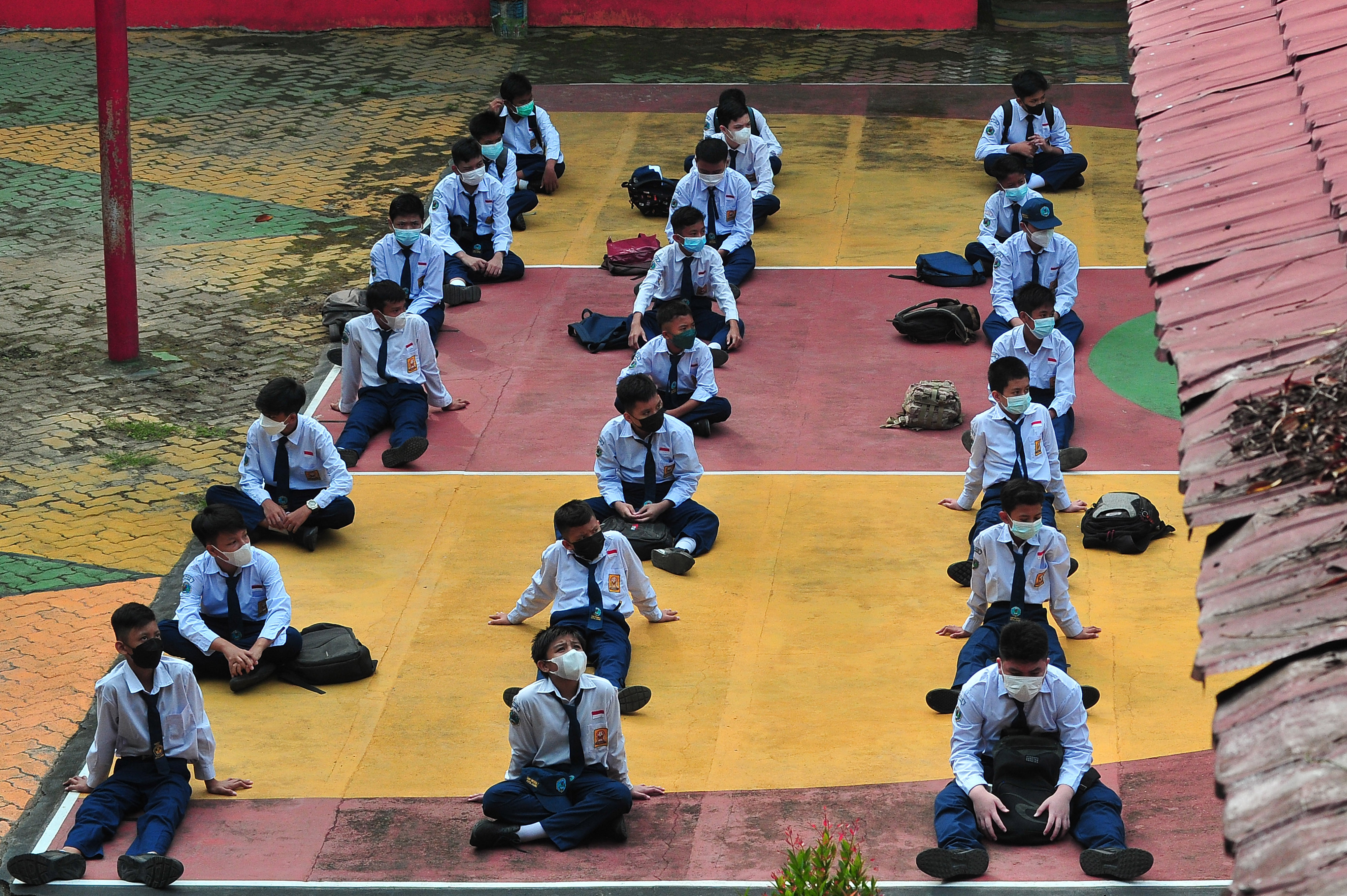 Sejumlah siswa mengikuti sesi berjemur pada hari pertama pembelajaran tatap muka terbatas di SMPN 7 Kota Jambi, Jambi.