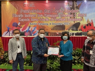 Kepala Kantor OJK Lampung, Bambang Hermanto menyerahkan piagam kepada peserta pembekalan media