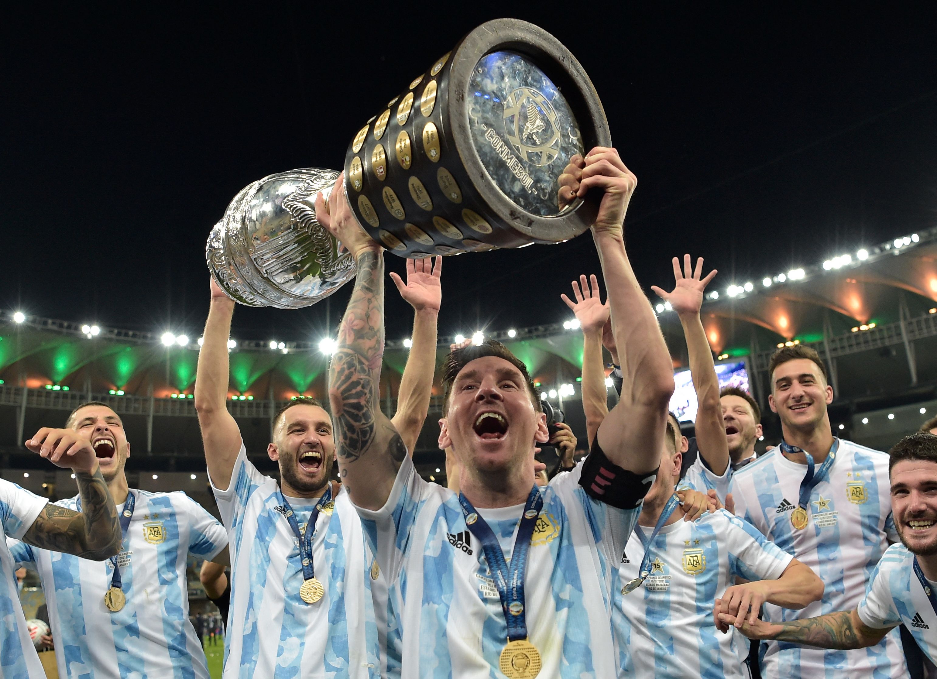 Kapten Argentina Lionel Messi mengangkat trofi Copa America.