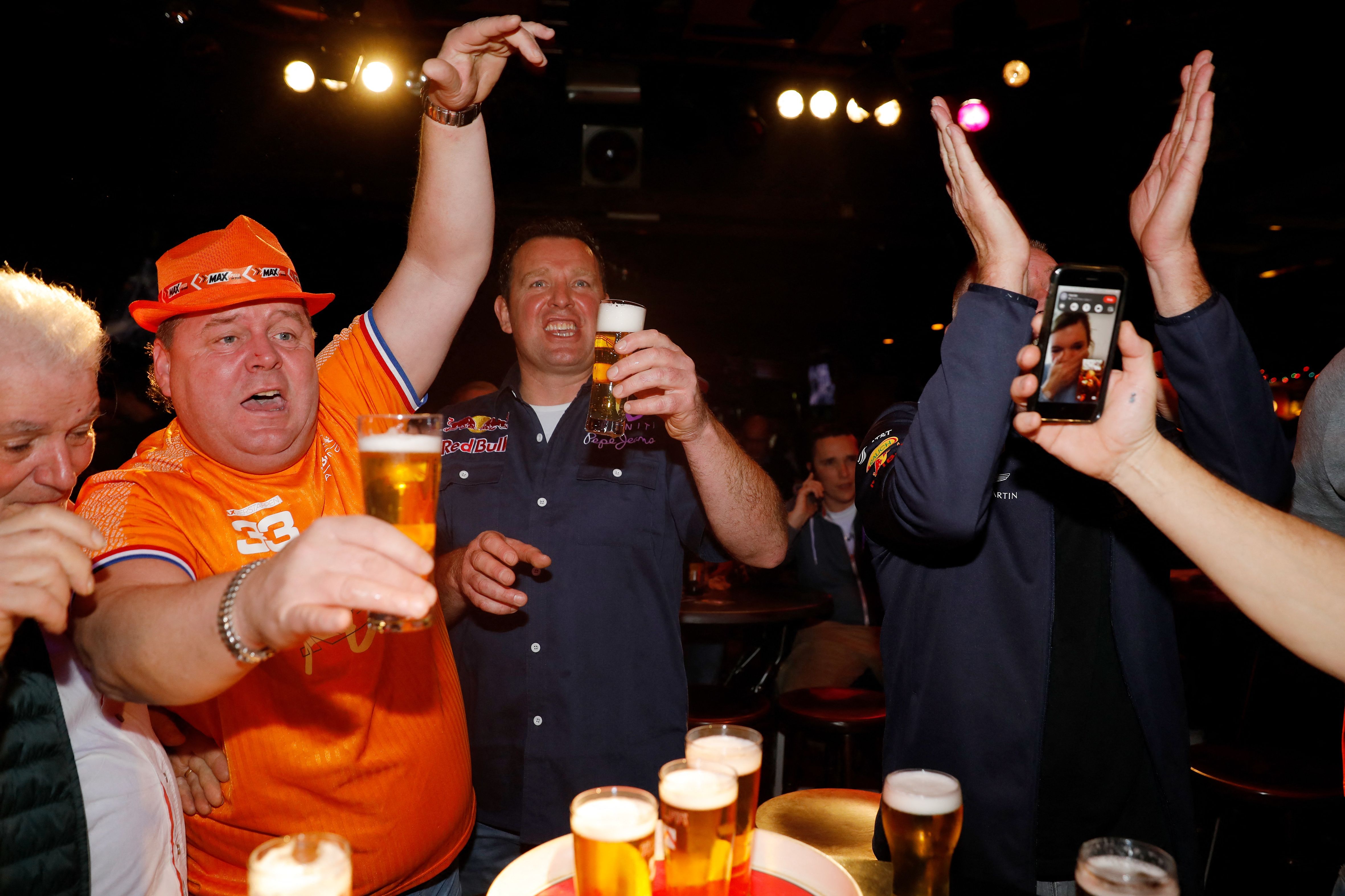 Para pendukung Max Verstappen merayakan keberhasilan pembalap Red Bull itu menjadi juara Formula 1 di sebuah bar di Belanda.