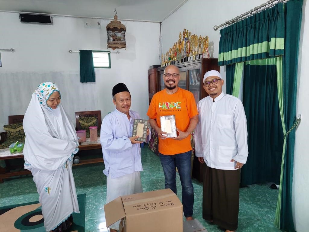 YMSML dan Andy F Noya Wakafkan Al-Qur’an ke Pondok Pesantren