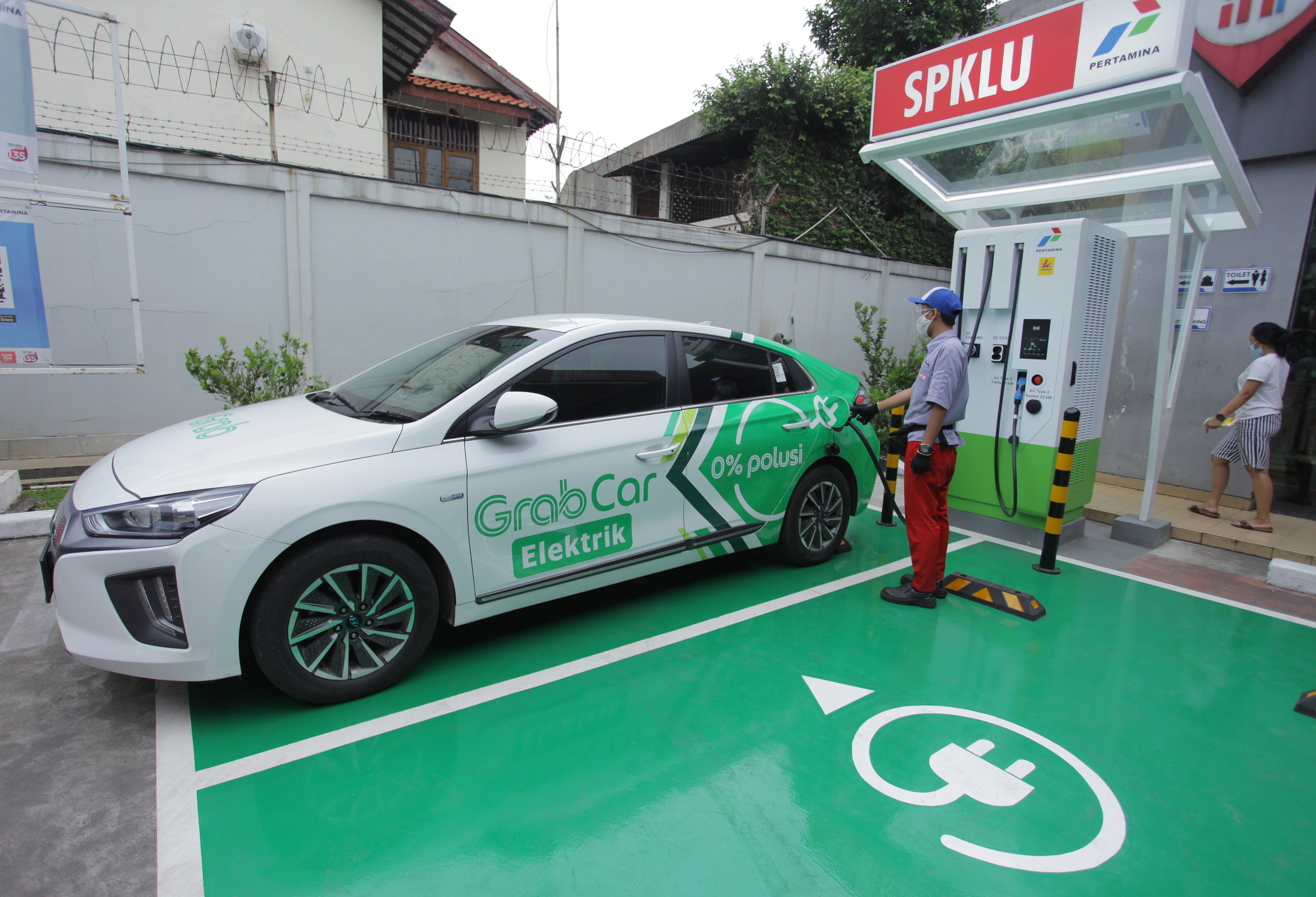 Mobil listrik mengisi baterai di SPKLU