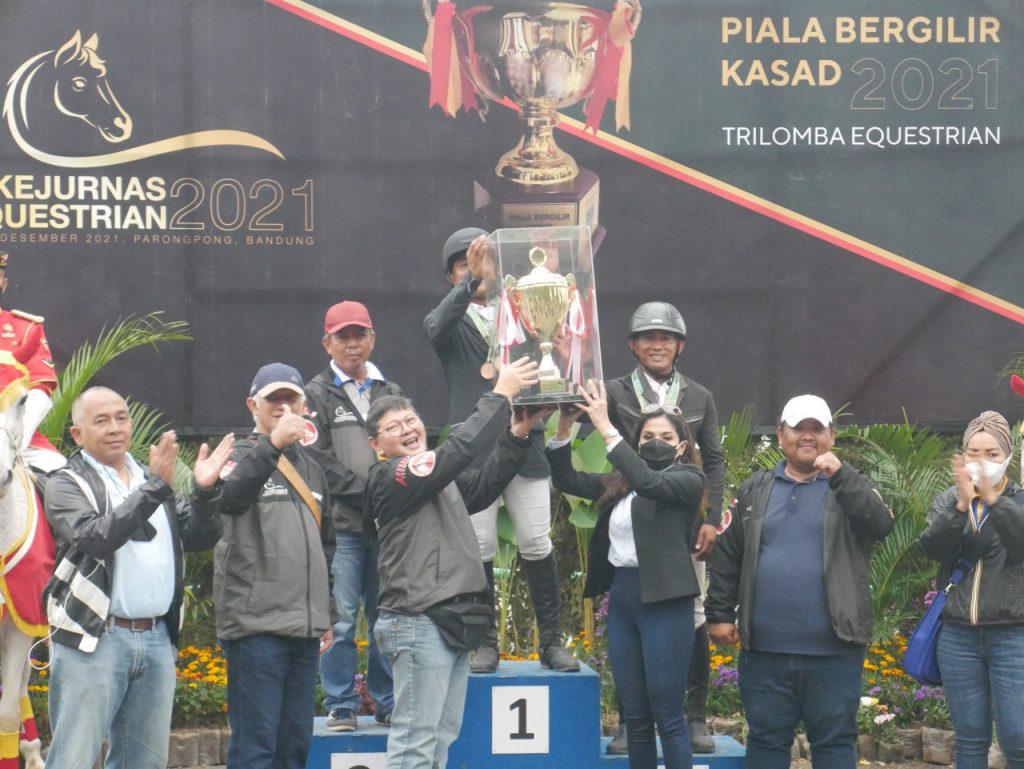 Jamal Mewengkang bersama kuda All Right, berhak atas Piala Bergilir KASAD CUP 2021.