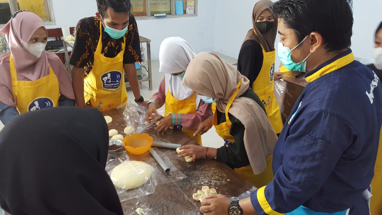 Pelatihan pembuatan makanan berbahan terigu oleh Bogasari untuk 20 pesantren di Jember