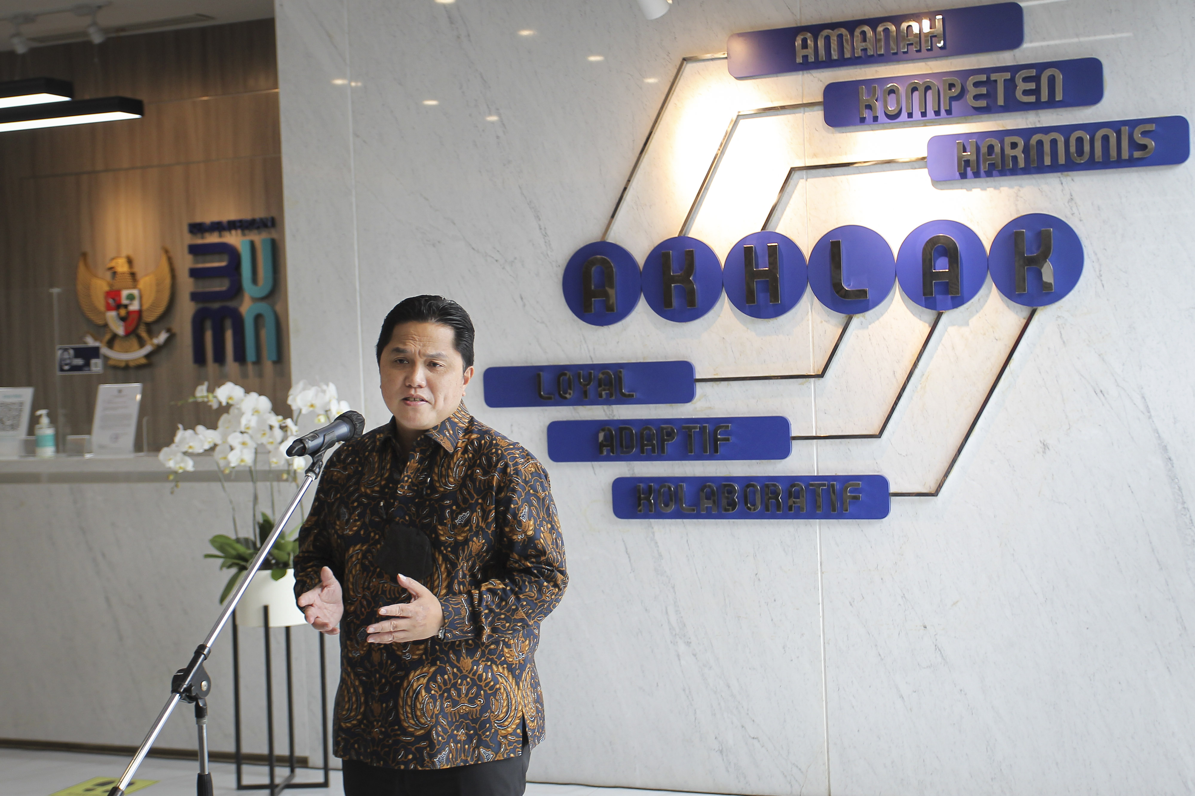 Menteri BUMN Erick Thohir menyampaikan keterangan pers.