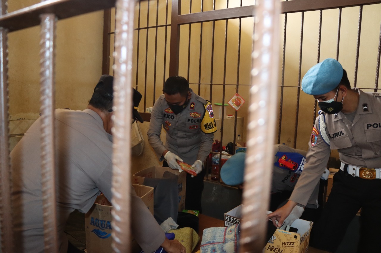Wakapolres Kudus Kompol Eko Rubiyanto melakukan pemeriksaan di ruang tahanan Polres Kudus, Kamis (30/12).