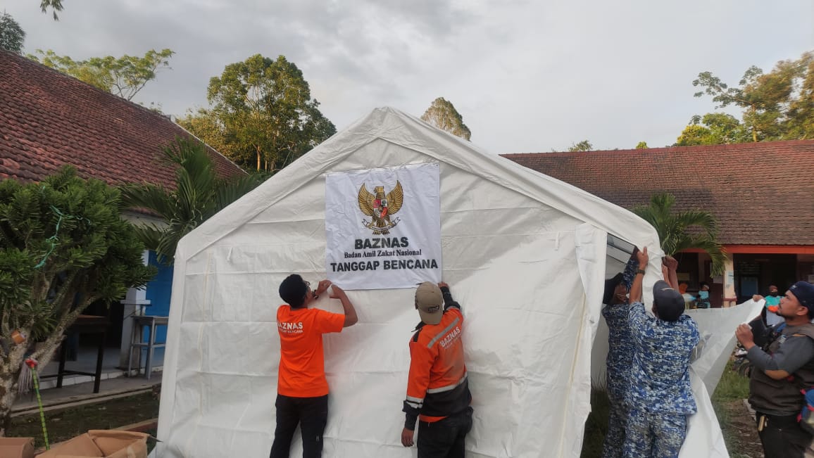 Baznas memberikan bantuan bagi korban erupsi Gunung Semeru.