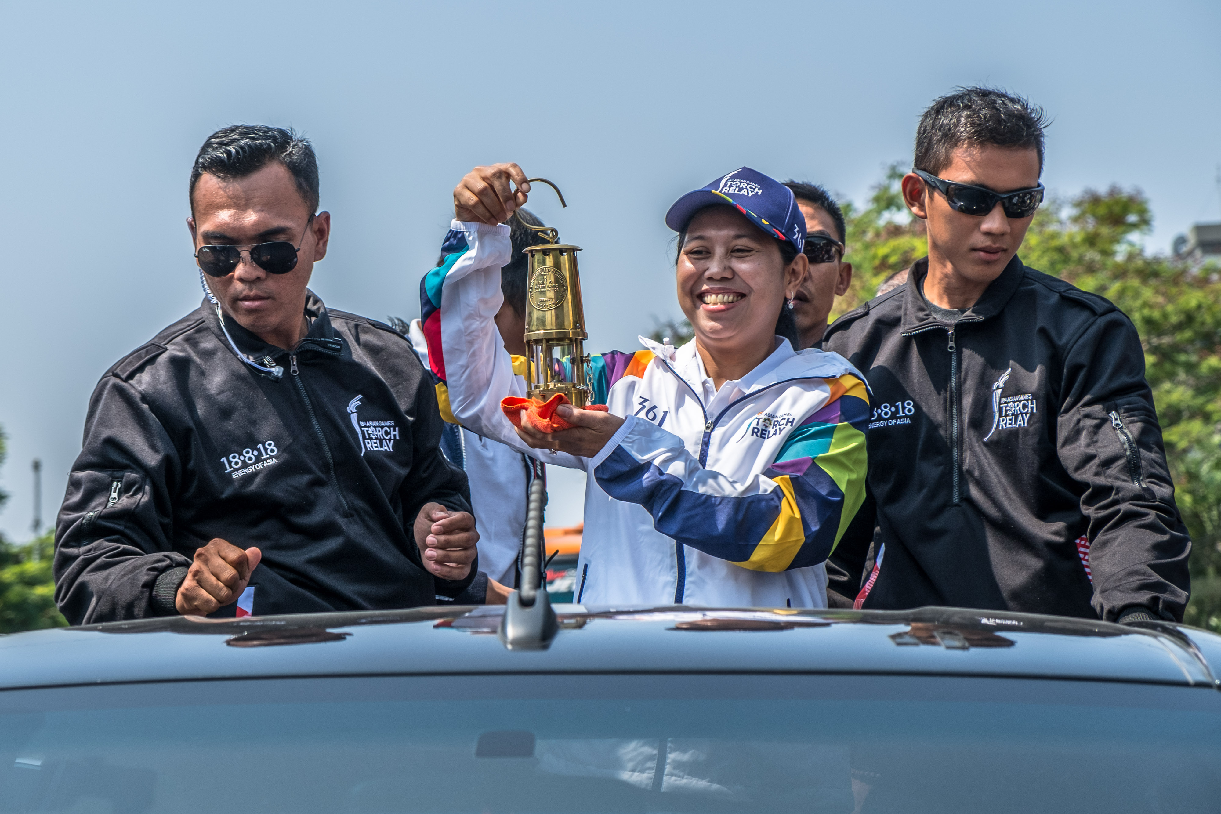 Mantan petenis nasional Yayuk Basuki (tengah)