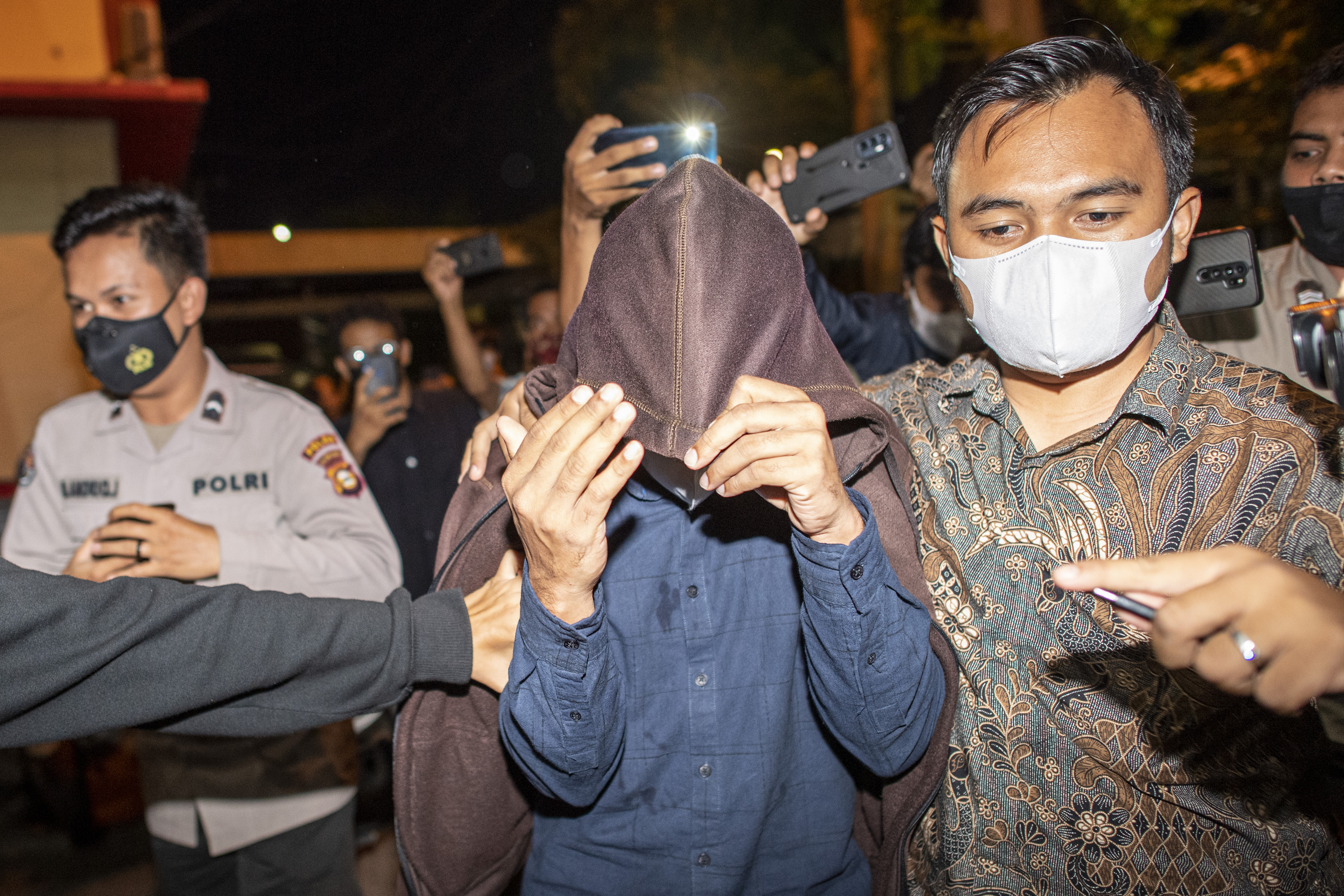  PELECEHAN SEKSUAL DI KAMPUS: Petugas menggiring tersangka Dosen FE Unsri usai diperiksa. Pelecehan seksual serupa kini terjadi di UNJ.  