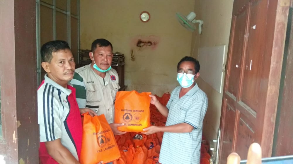 BPBD Lamongan menyerahkan bantuan untuk korban banjir