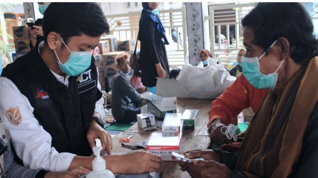 ACT MRI dan OctaFx pun memberikan pelayanan kesehatan terhadap pengungsi letusan Gunung Semetu di Lumajang, Jatim.