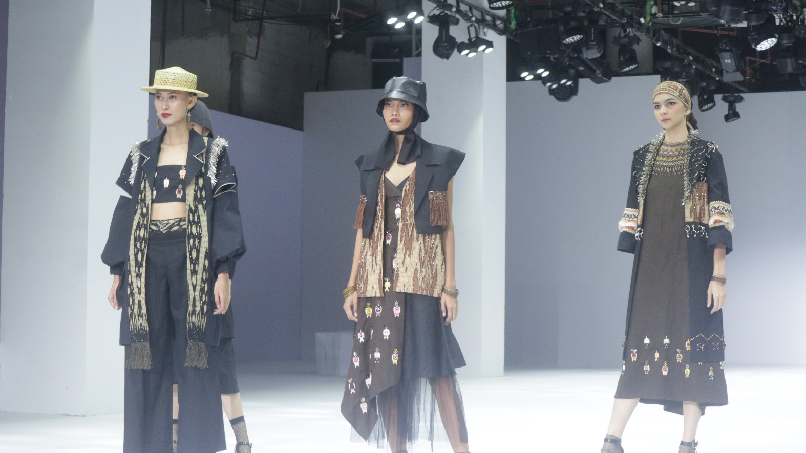 LaSalle College Jakarta Angkat Wastra Nusantara di JFW 2022 dengan Tema Prolusio 