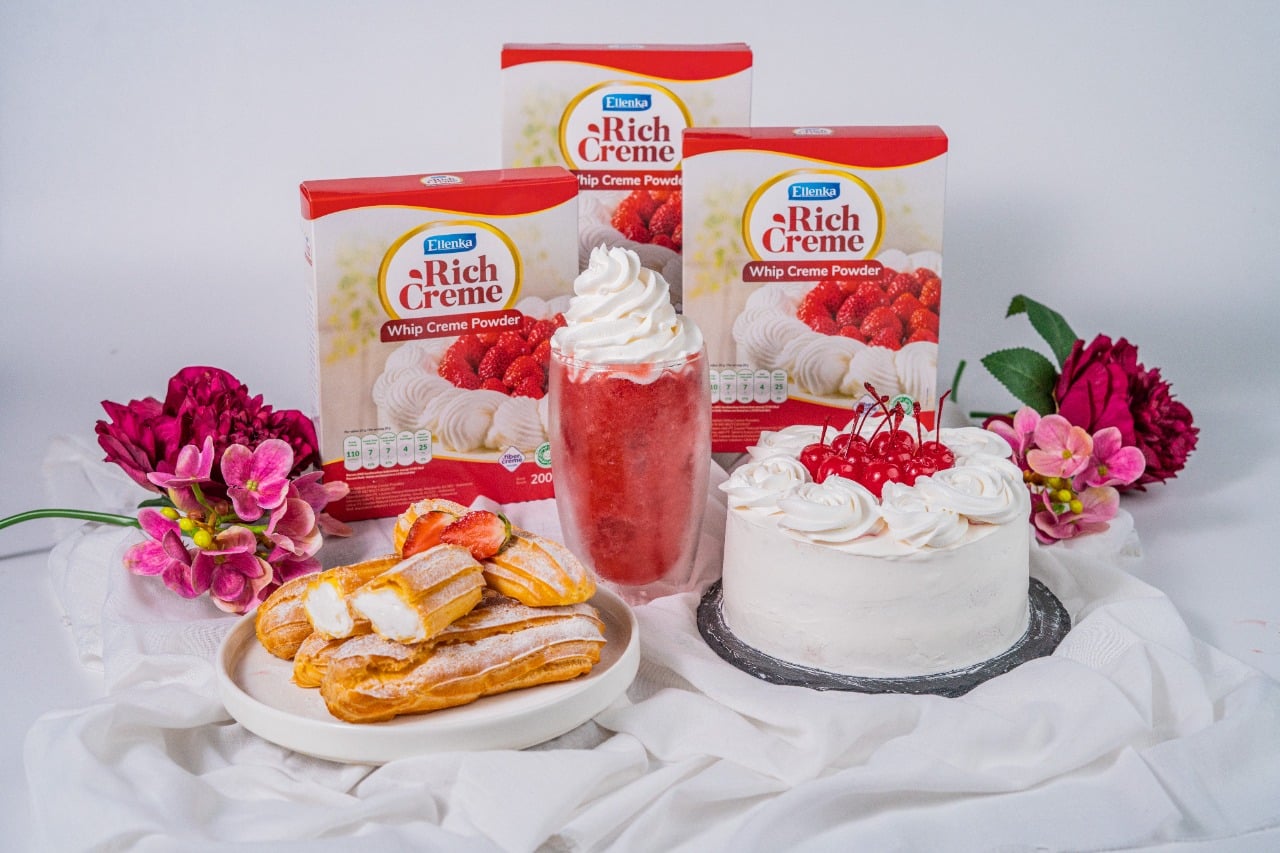 Penggunaan whipping cream untuk sajian kue.