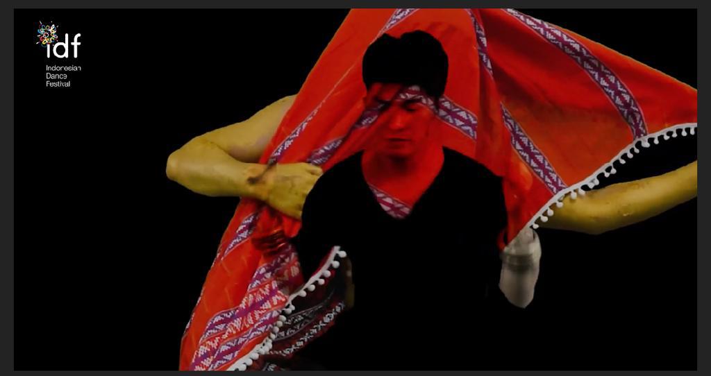 Layar Terkembang seri Tubuh Virtual merupakan salah satu pelantar program Indonesian Dance Festival (IDF).