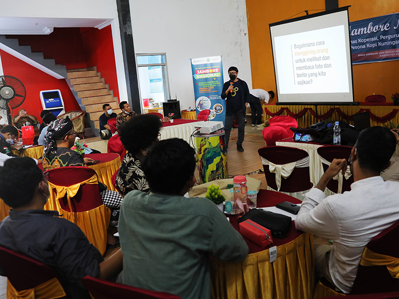 Redaktur Artistik Briyanbodo Hendro menyampaikan materi desain grafis