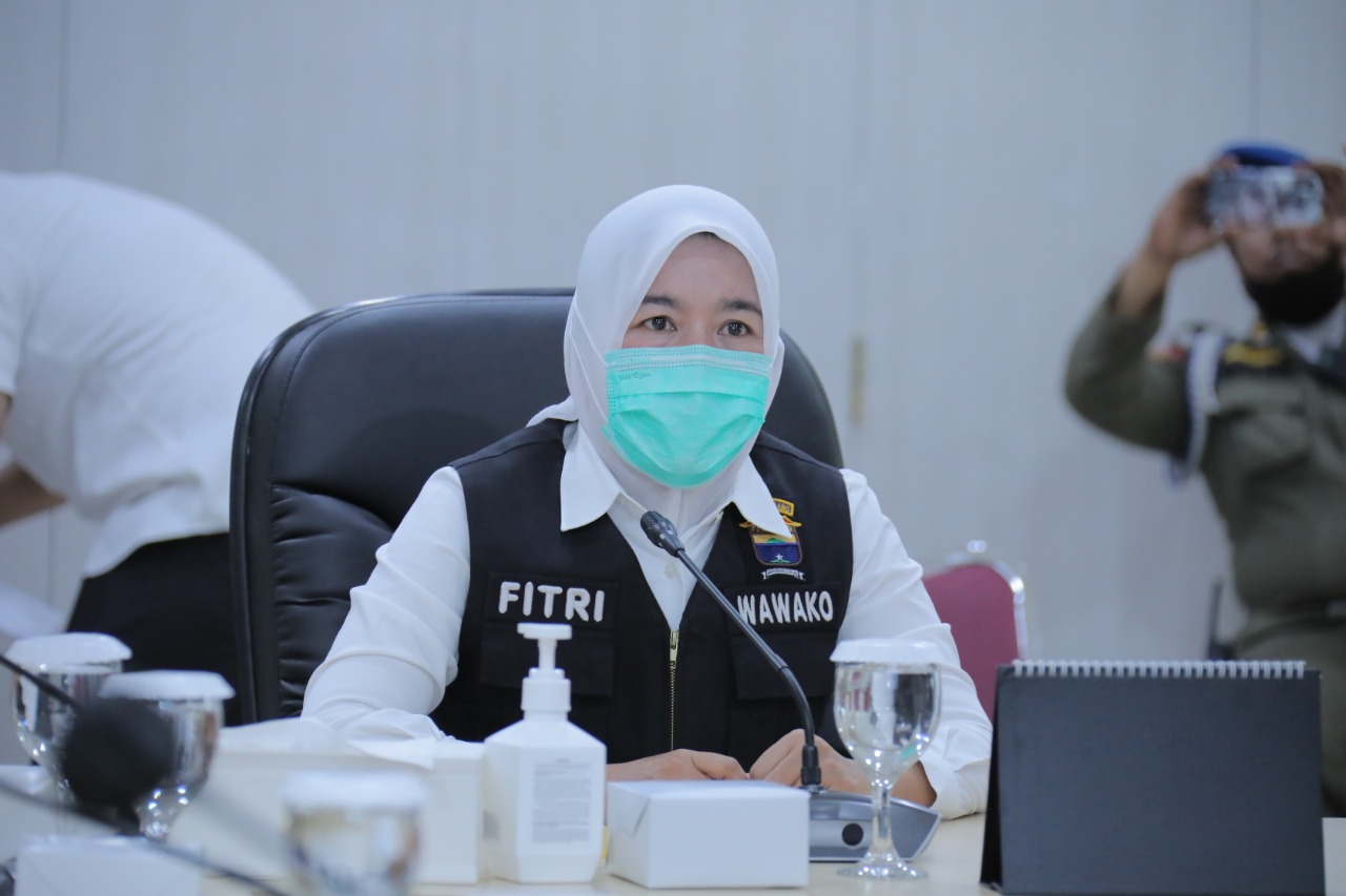Wakil Wali Kota Palembang Fitrianti Agustinda saat rapat dengan BMKG di Ruang Kerja Bappeda kota Palembang, Senin (27/12).