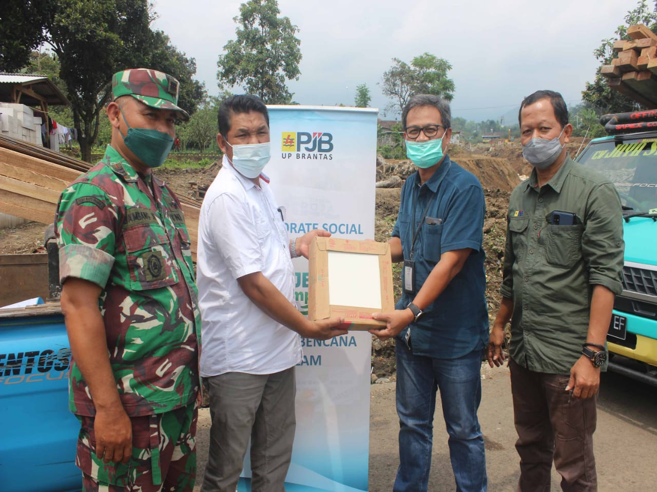 Manajer Keuangan Dan Administrasi PT PJB Unit Pembangkitan Brantas,  Malang,  Mochammad Najib (kedua dari kanan) menyalurkan bantuan.
