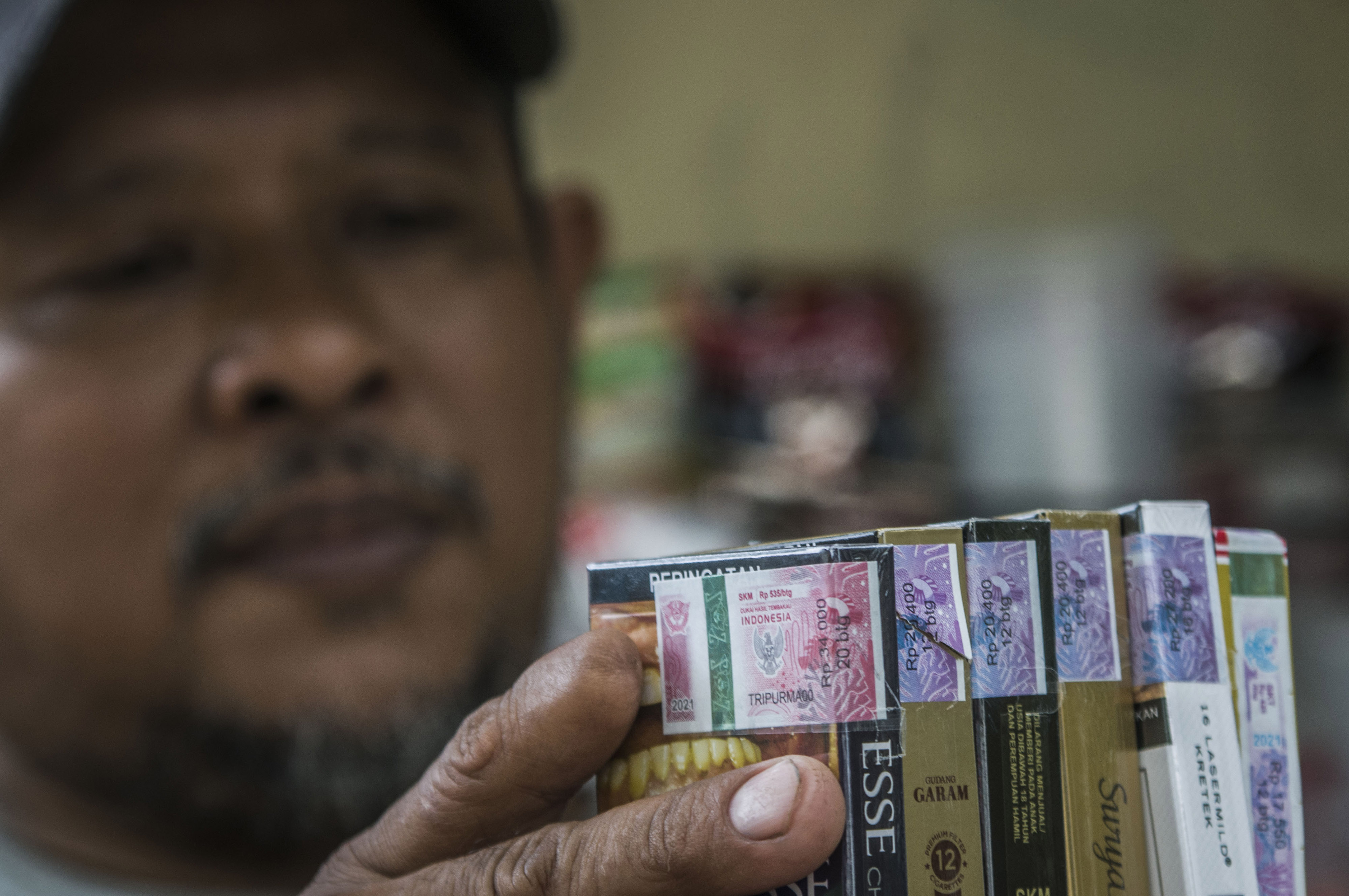 Pemerintah melalui Kementerian Keuangan akan menaikan biaya cukai rokok dengan rata-rata sebanyak 12 persen yang akan berlaku pada 1 Januari