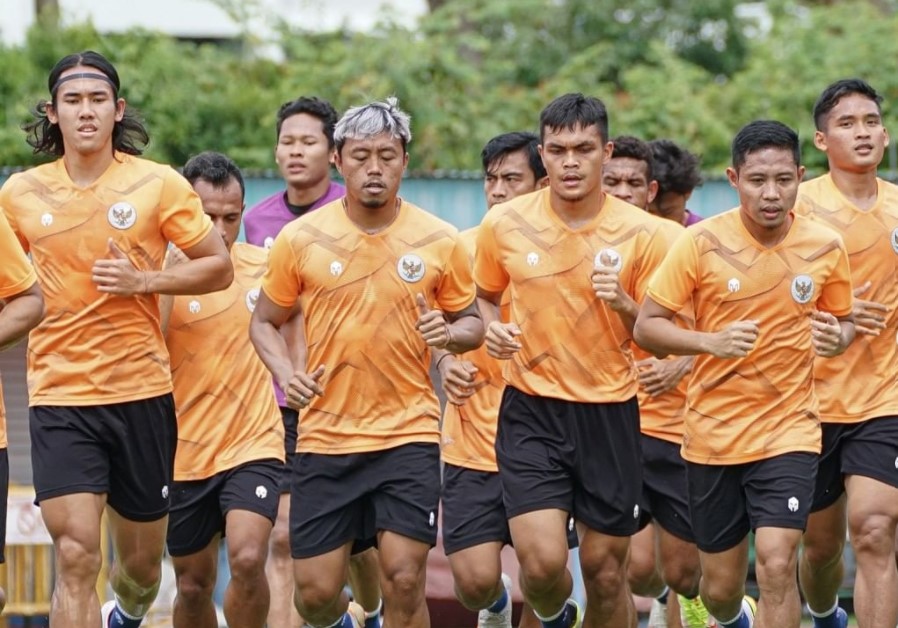 Para pemain timnas Indonesia berlatih di Singapura menjelang laga pertama di Piala AFF.