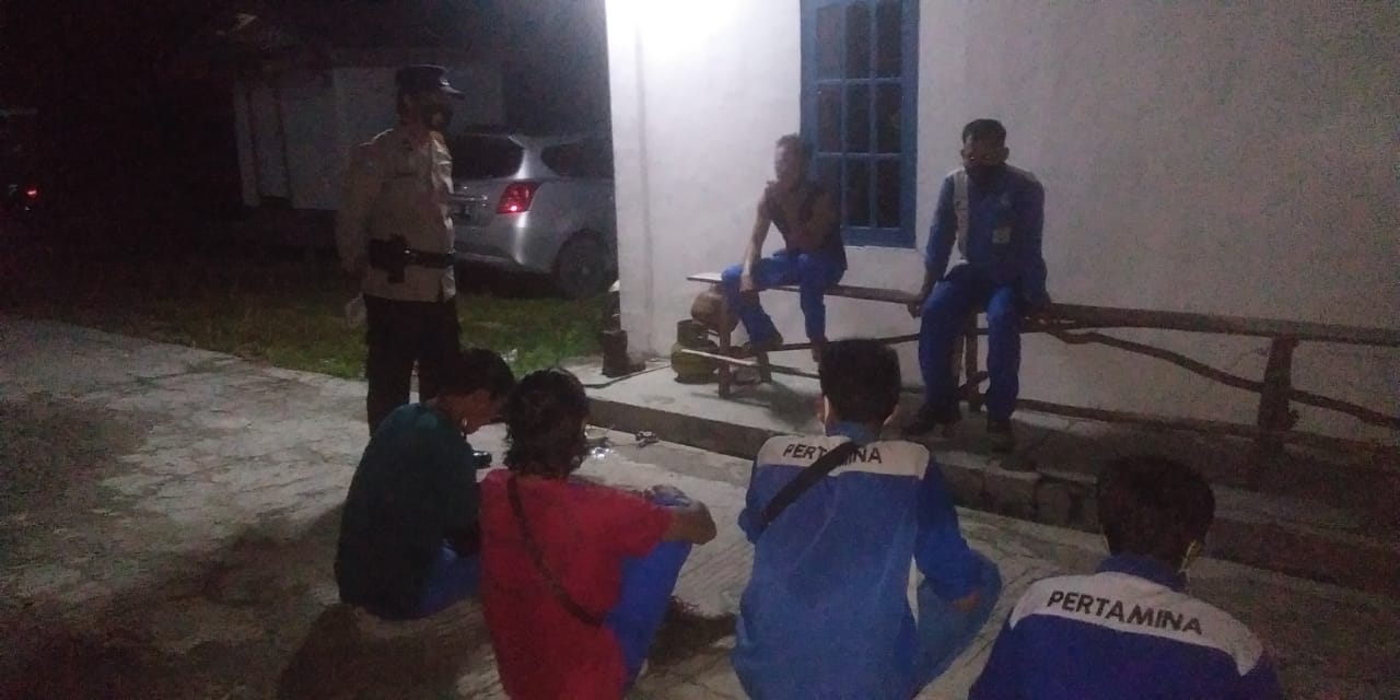 Anggota Polsek Bukit Batu, Palangka Raya, berdialog dengan warga