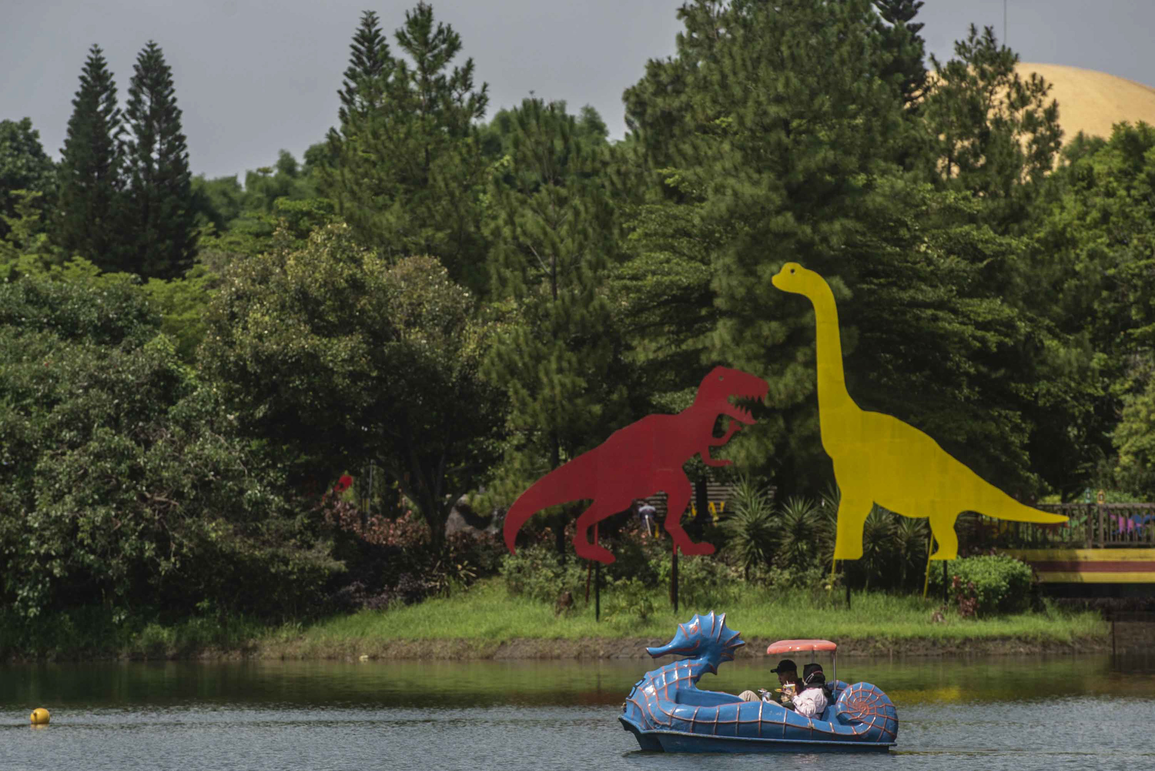 Pengunjung berwisata di Taman Mini Indonesia Indah (TMII), Jakarta, Minggu (26/12).